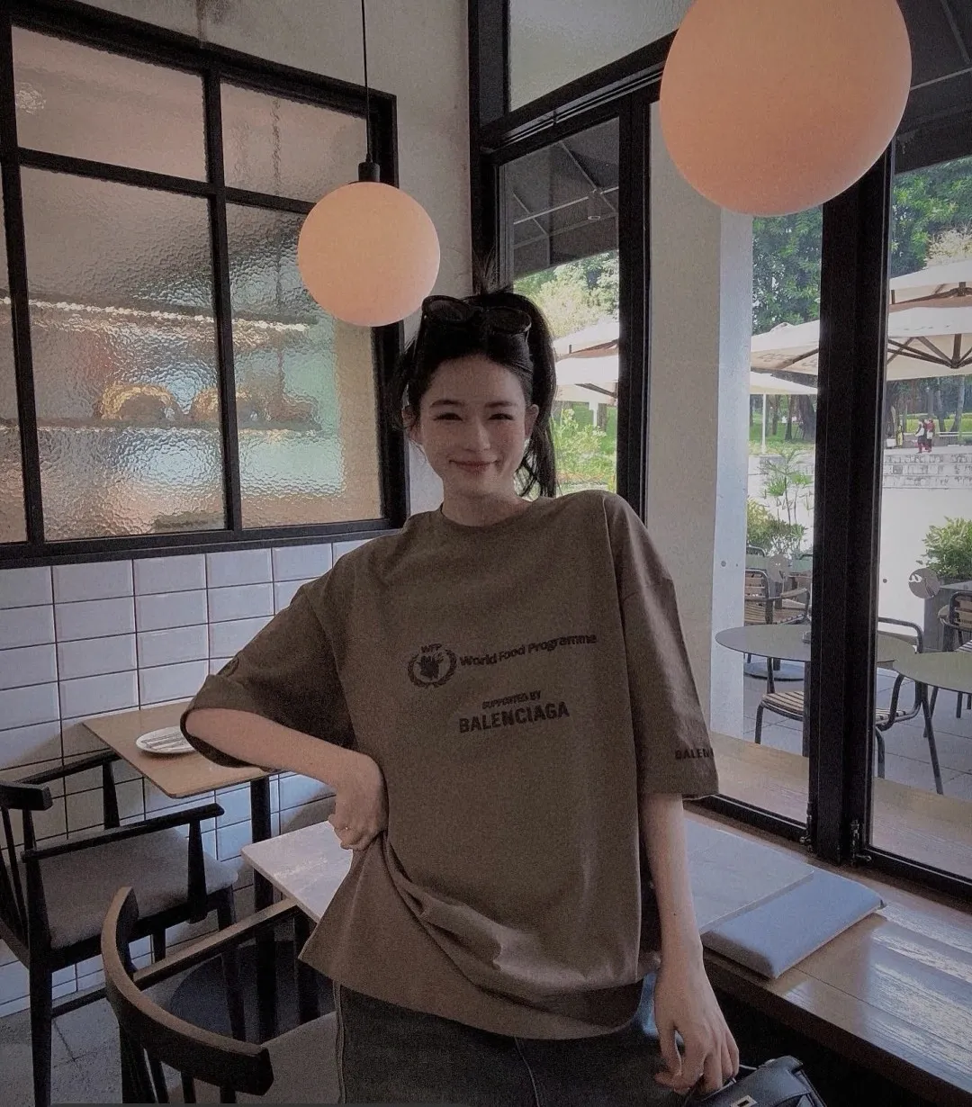 ♻️💯Reference model picture for the upper body❤️The top version of Balenciaga Balenciaga 22SS new WFP World Food Agency male and female couple star same style short-sleeved T-shirt. The fabric is made of 32S 280g double yarn pure cotton fabric. It does not pill and feels very good. It has been printed and dressed up dozens of times in order to achieve a 1:1 effect. All imported slurries are used. Proportional foaming powder is added to the slurry to foam at high temperatures. The printing convex effect is very good, and does not shed powder or break. Washable and environmentally friendly printing on the front and back panels. The entire printing process takes a long time. The hem and cuffs are all customized threads. There is no error in dyeing in the same vat. The workmanship is perfect. The accessories are all customized. This year's hot trend in the market. Many Internet celebrity tops. Very trendy. Same style for men and women. OverSzie version. Color: black, white, dark khaki, fluorescent green. Size: XS-L P:270