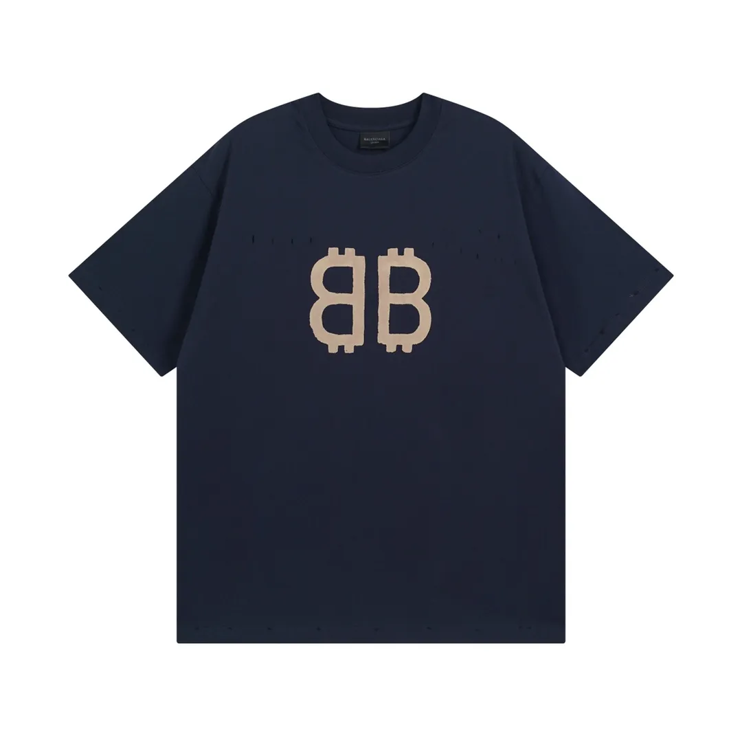 🅿️200 detailed pictures [Top version. Official website quality] BALENCI*GA/Paris. 2023 latest mud hand-painted worn distressed short-sleeved T-shirt. Brick cabinet synchronization. ⚠️Difference in market currency. YB development. Color system is black and blue. Worn. Hand-painted consistent with ZP,‼ ️The fabric is made of Paris ZP custom-woven and dyed 100% double yarn compact cotton. The weight is 260 grams. The cloth surface is clean. The cloth pattern is clear, soft and comfortable. The threads are dyed with no color difference. Ready-made garments are hand-painted, worn, and distressed, with heavy craftsmanship. Comparisons welcome. The version adopts OS loose shoulder design. Same style for men and women. Code: BL223202 Color: black blue, off-white, smoky gray, royal blue. Size: XS to L
