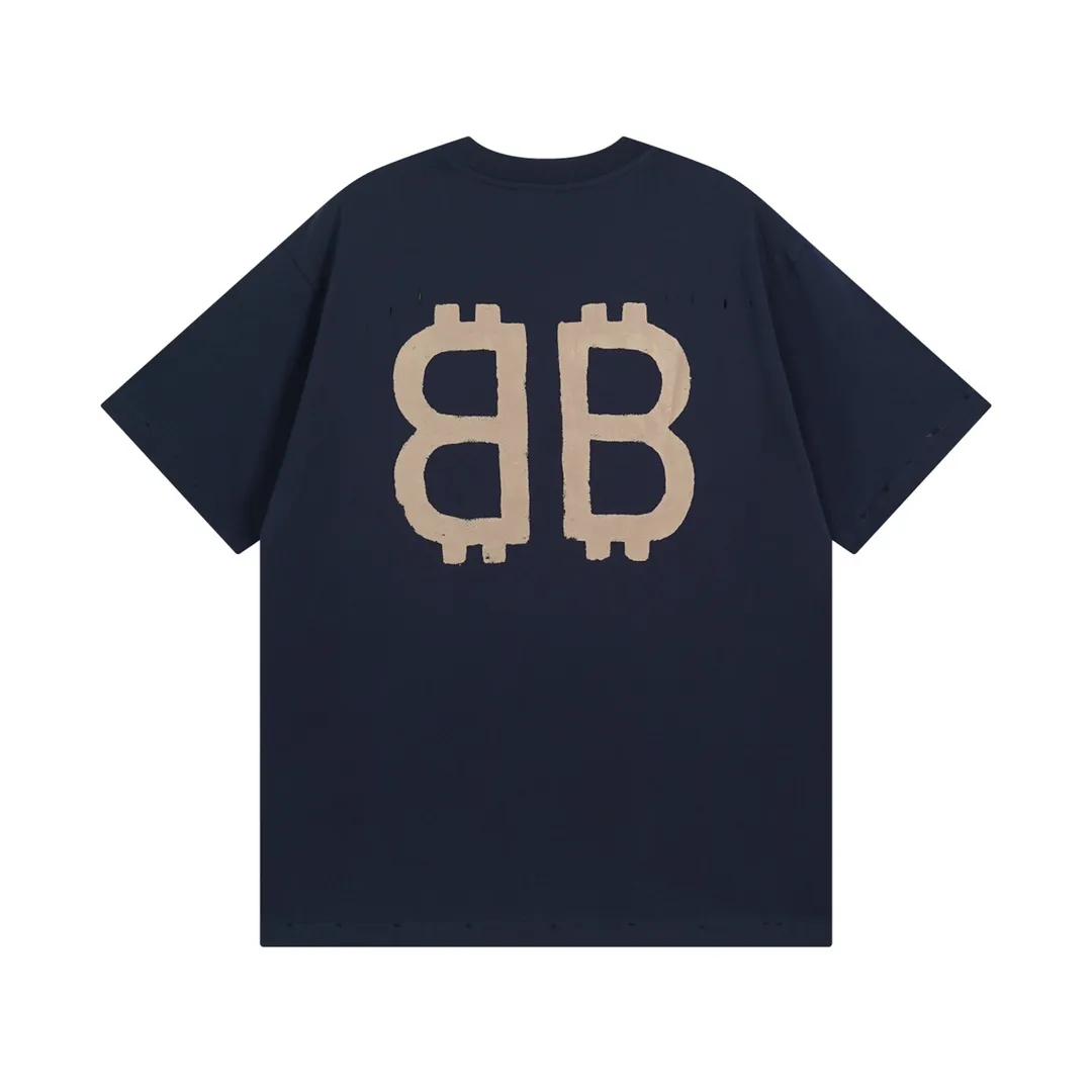 🅿️200 detailed pictures [Top version. Official website quality] BALENCI*GA/Paris. 2023 latest mud hand-painted worn distressed short-sleeved T-shirt. Brick cabinet synchronization. ⚠️Difference in market currency. YB development. Color system is black and blue. Worn. Hand-painted consistent with ZP,‼ ️The fabric is made of Paris ZP custom-woven and dyed 100% double yarn compact cotton. The weight is 260 grams. The cloth surface is clean. The cloth pattern is clear, soft and comfortable. The threads are dyed with no color difference. Ready-made garments are hand-painted, worn, and distressed, with heavy craftsmanship. Comparisons welcome. The version adopts OS loose shoulder design. Same style for men and women. Code: BL223202 Color: black blue, off-white, smoky gray, royal blue. Size: XS to L