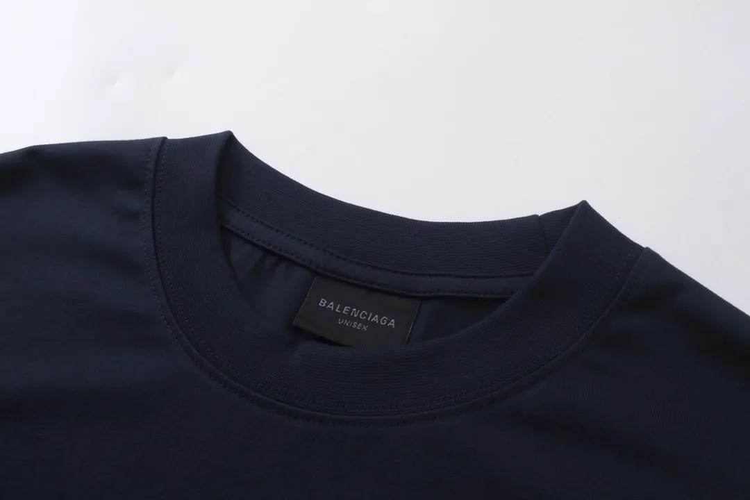 🅿️200 detailed pictures [Top version. Official website quality] BALENCI*GA/Paris. 2023 latest mud hand-painted worn distressed short-sleeved T-shirt. Brick cabinet synchronization. ⚠️Difference in market currency. YB development. Color system is black and blue. Worn. Hand-painted consistent with ZP,‼ ️The fabric is made of Paris ZP custom-woven and dyed 100% double yarn compact cotton. The weight is 260 grams. The cloth surface is clean. The cloth pattern is clear, soft and comfortable. The threads are dyed with no color difference. Ready-made garments are hand-painted, worn, and distressed, with heavy craftsmanship. Comparisons welcome. The version adopts OS loose shoulder design. Same style for men and women. Code: BL223202 Color: black blue, off-white, smoky gray, royal blue. Size: XS to L
