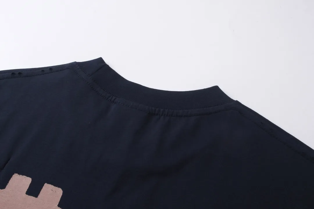 🅿️200 detailed pictures [Top version. Official website quality] BALENCI*GA/Paris. 2023 latest mud hand-painted worn distressed short-sleeved T-shirt. Brick cabinet synchronization. ⚠️Difference in market currency. YB development. Color system is black and blue. Worn. Hand-painted consistent with ZP,‼ ️The fabric is made of Paris ZP custom-woven and dyed 100% double yarn compact cotton. The weight is 260 grams. The cloth surface is clean. The cloth pattern is clear, soft and comfortable. The threads are dyed with no color difference. Ready-made garments are hand-painted, worn, and distressed, with heavy craftsmanship. Comparisons welcome. The version adopts OS loose shoulder design. Same style for men and women. Code: BL223202 Color: black blue, off-white, smoky gray, royal blue. Size: XS to L