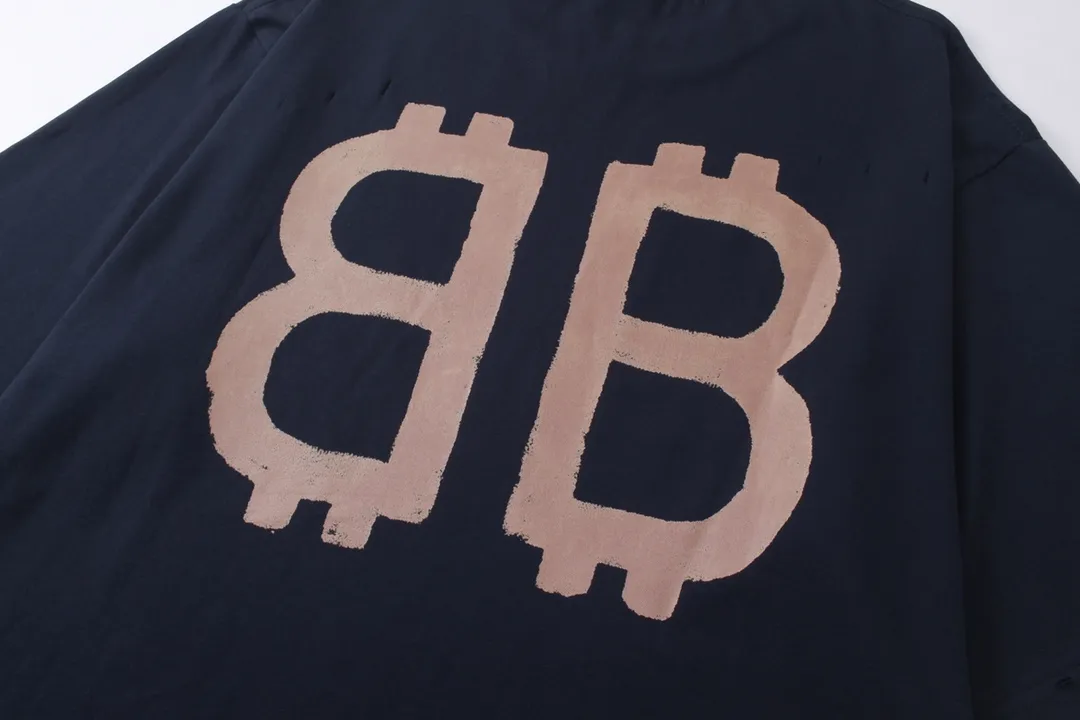 🅿️200 detailed pictures [Top version. Official website quality] BALENCI*GA/Paris. 2023 latest mud hand-painted worn distressed short-sleeved T-shirt. Brick cabinet synchronization. ⚠️Difference in market currency. YB development. Color system is black and blue. Worn. Hand-painted consistent with ZP,‼ ️The fabric is made of Paris ZP custom-woven and dyed 100% double yarn compact cotton. The weight is 260 grams. The cloth surface is clean. The cloth pattern is clear, soft and comfortable. The threads are dyed with no color difference. Ready-made garments are hand-painted, worn, and distressed, with heavy craftsmanship. Comparisons welcome. The version adopts OS loose shoulder design. Same style for men and women. Code: BL223202 Color: black blue, off-white, smoky gray, royal blue. Size: XS to L