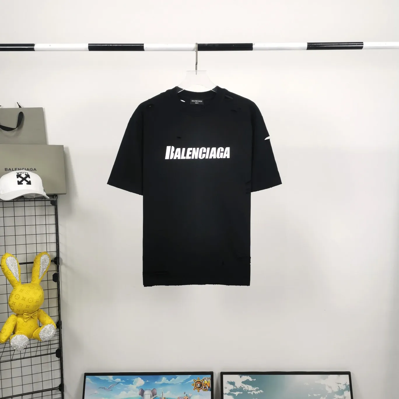 The top tested version of Balenciaga/BALENCIAGA chest crack print logo basic hole washed burst pattern male and female couple star same style pure cotton short-sleeved T-shirt custom-woven and dyed fabric, guaranteed to have no color difference with the genuine product, the collar thread is also dyed in the same vat. The holes on the neckline are manually rubbed, and the holes on the chest, front and back are all laser holes to ensure that the holes will not deform or wrinkle.  Made of 280g 24-count combed tightly siro-spun plain fabric, the front panel is printed with a glue-pulling effect, and imported transparent slurry is used to scrape the bottom to make the printing cracks feel even.  Color: Gray Red Blue Black White Size: XS-L P:260