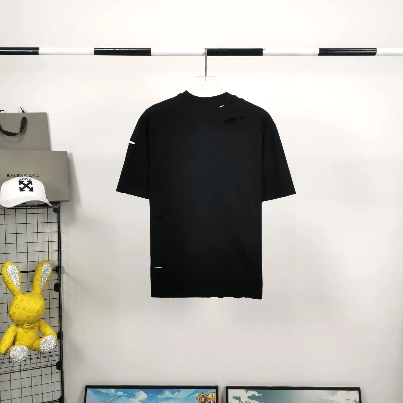 The top tested version of Balenciaga/BALENCIAGA chest crack print logo basic hole washed burst pattern male and female couple star same style pure cotton short-sleeved T-shirt custom-woven and dyed fabric, guaranteed to have no color difference with the genuine product, the collar thread is also dyed in the same vat. The holes on the neckline are manually rubbed, and the holes on the chest, front and back are all laser holes to ensure that the holes will not deform or wrinkle.  Made of 280g 24-count combed tightly siro-spun plain fabric, the front panel is printed with a glue-pulling effect, and imported transparent slurry is used to scrape the bottom to make the printing cracks feel even.  Color: Gray Red Blue Black White Size: XS-L P:260