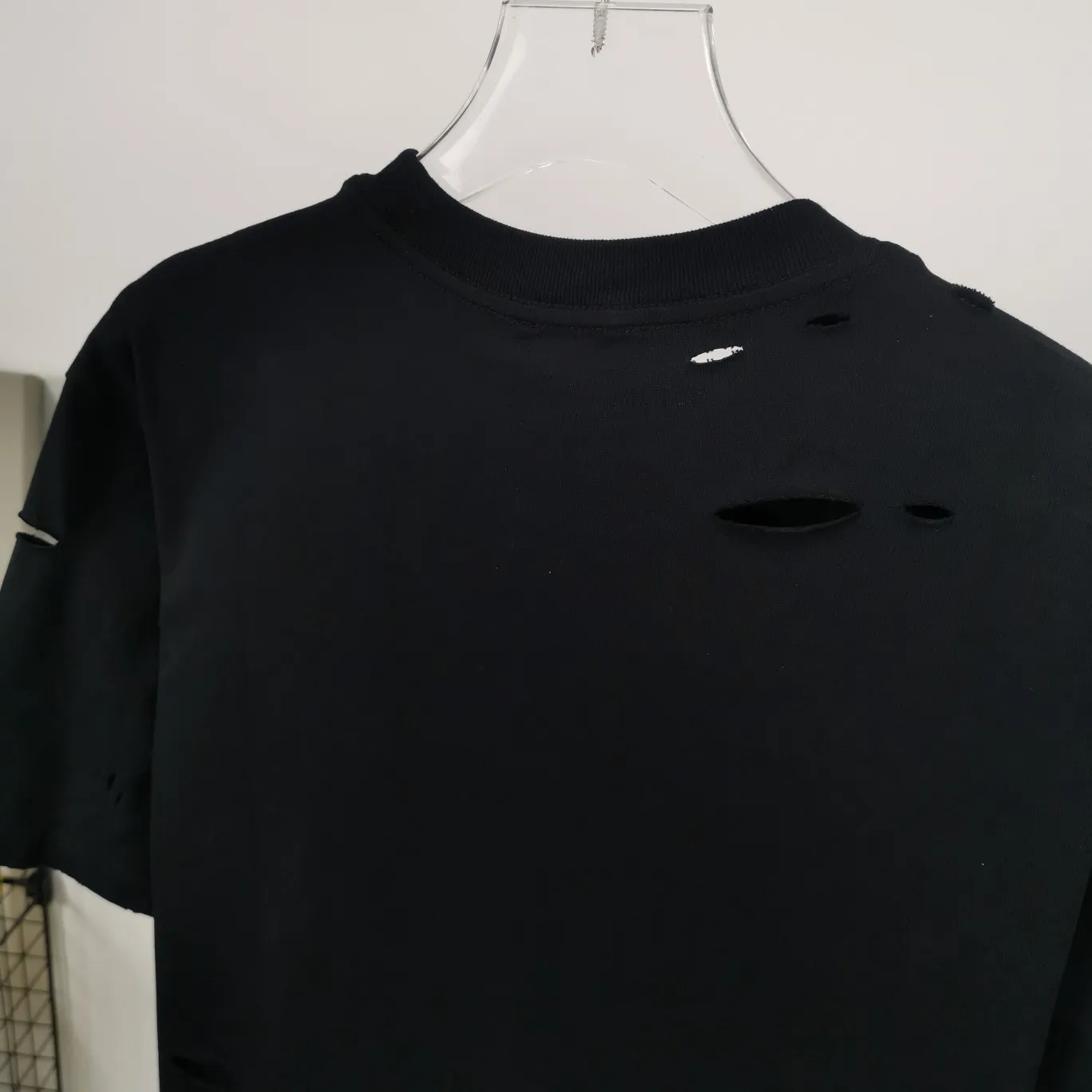 The top tested version of Balenciaga/BALENCIAGA chest crack print logo basic hole washed burst pattern male and female couple star same style pure cotton short-sleeved T-shirt custom-woven and dyed fabric, guaranteed to have no color difference with the genuine product, the collar thread is also dyed in the same vat. The holes on the neckline are manually rubbed, and the holes on the chest, front and back are all laser holes to ensure that the holes will not deform or wrinkle.  Made of 280g 24-count combed tightly siro-spun plain fabric, the front panel is printed with a glue-pulling effect, and imported transparent slurry is used to scrape the bottom to make the printing cracks feel even.  Color: Gray Red Blue Black White Size: XS-L P:260