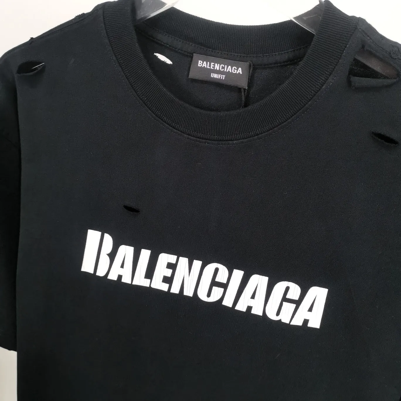 The top tested version of Balenciaga/BALENCIAGA chest crack print logo basic hole washed burst pattern male and female couple star same style pure cotton short-sleeved T-shirt custom-woven and dyed fabric, guaranteed to have no color difference with the genuine product, the collar thread is also dyed in the same vat. The holes on the neckline are manually rubbed, and the holes on the chest, front and back are all laser holes to ensure that the holes will not deform or wrinkle.  Made of 280g 24-count combed tightly siro-spun plain fabric, the front panel is printed with a glue-pulling effect, and imported transparent slurry is used to scrape the bottom to make the printing cracks feel even.  Color: Gray Red Blue Black White Size: XS-L P:260