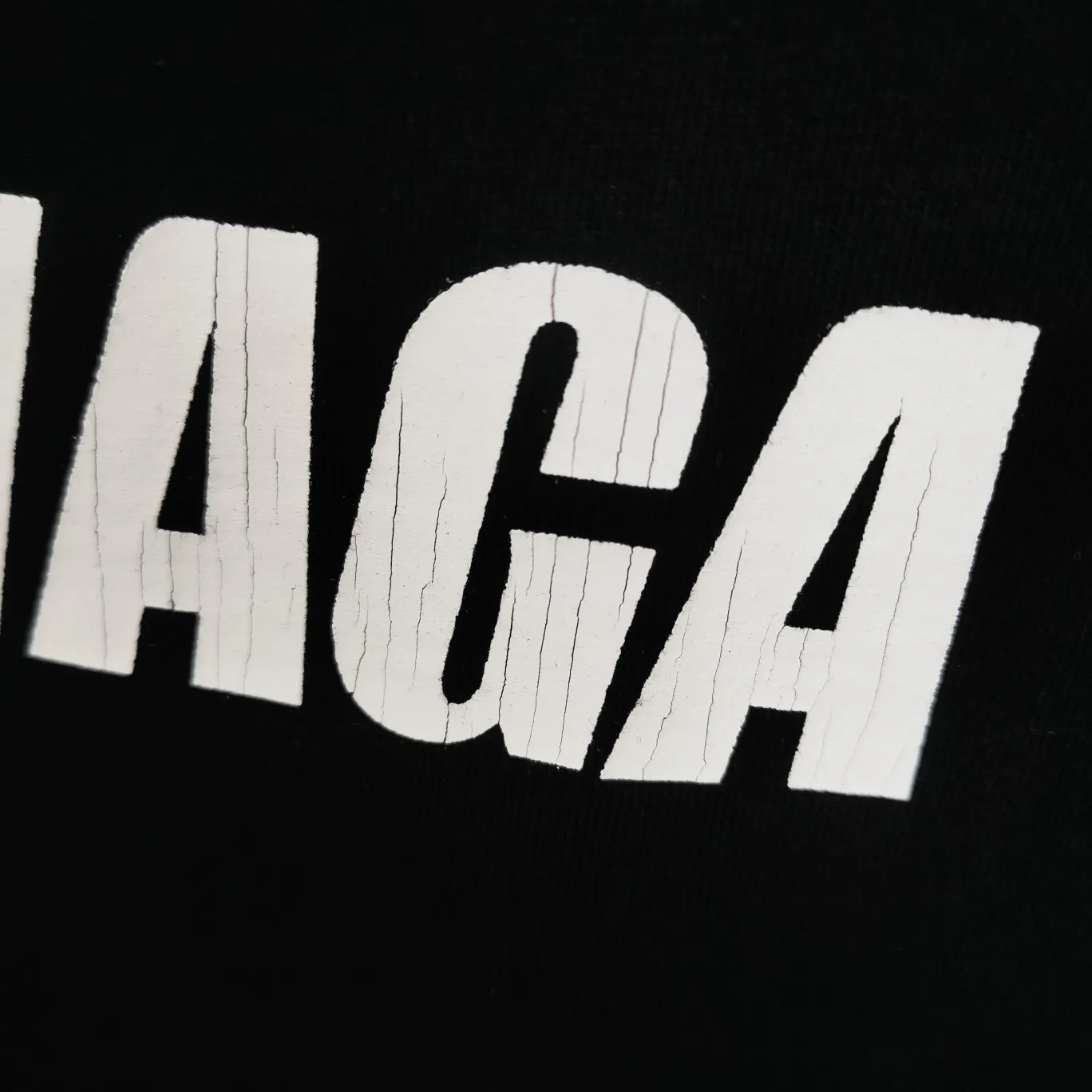 The top tested version of Balenciaga/BALENCIAGA chest crack print logo basic hole washed burst pattern male and female couple star same style pure cotton short-sleeved T-shirt custom-woven and dyed fabric, guaranteed to have no color difference with the genuine product, the collar thread is also dyed in the same vat. The holes on the neckline are manually rubbed, and the holes on the chest, front and back are all laser holes to ensure that the holes will not deform or wrinkle.  Made of 280g 24-count combed tightly siro-spun plain fabric, the front panel is printed with a glue-pulling effect, and imported transparent slurry is used to scrape the bottom to make the printing cracks feel even.  Color: Gray Red Blue Black White Size: XS-L P:260