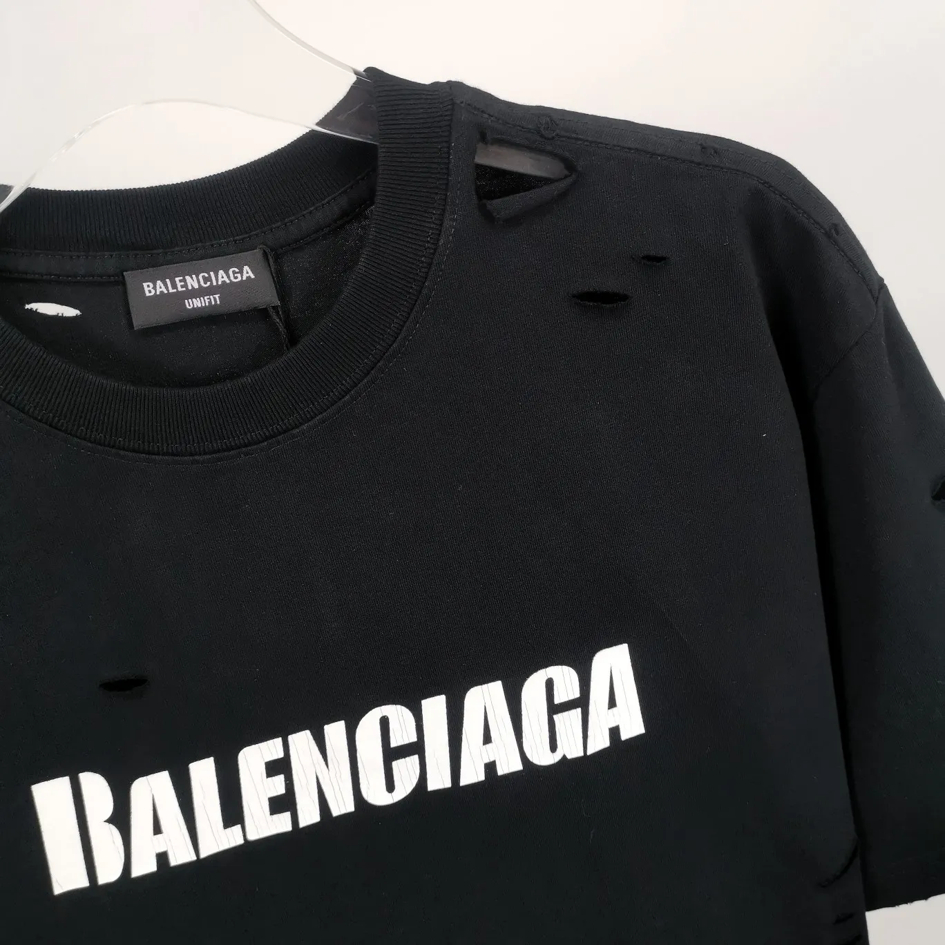 The top tested version of Balenciaga/BALENCIAGA chest crack print logo basic hole washed burst pattern male and female couple star same style pure cotton short-sleeved T-shirt custom-woven and dyed fabric, guaranteed to have no color difference with the genuine product, the collar thread is also dyed in the same vat. The holes on the neckline are manually rubbed, and the holes on the chest, front and back are all laser holes to ensure that the holes will not deform or wrinkle.  Made of 280g 24-count combed tightly siro-spun plain fabric, the front panel is printed with a glue-pulling effect, and imported transparent slurry is used to scrape the bottom to make the printing cracks feel even.  Color: Gray Red Blue Black White Size: XS-L P:260