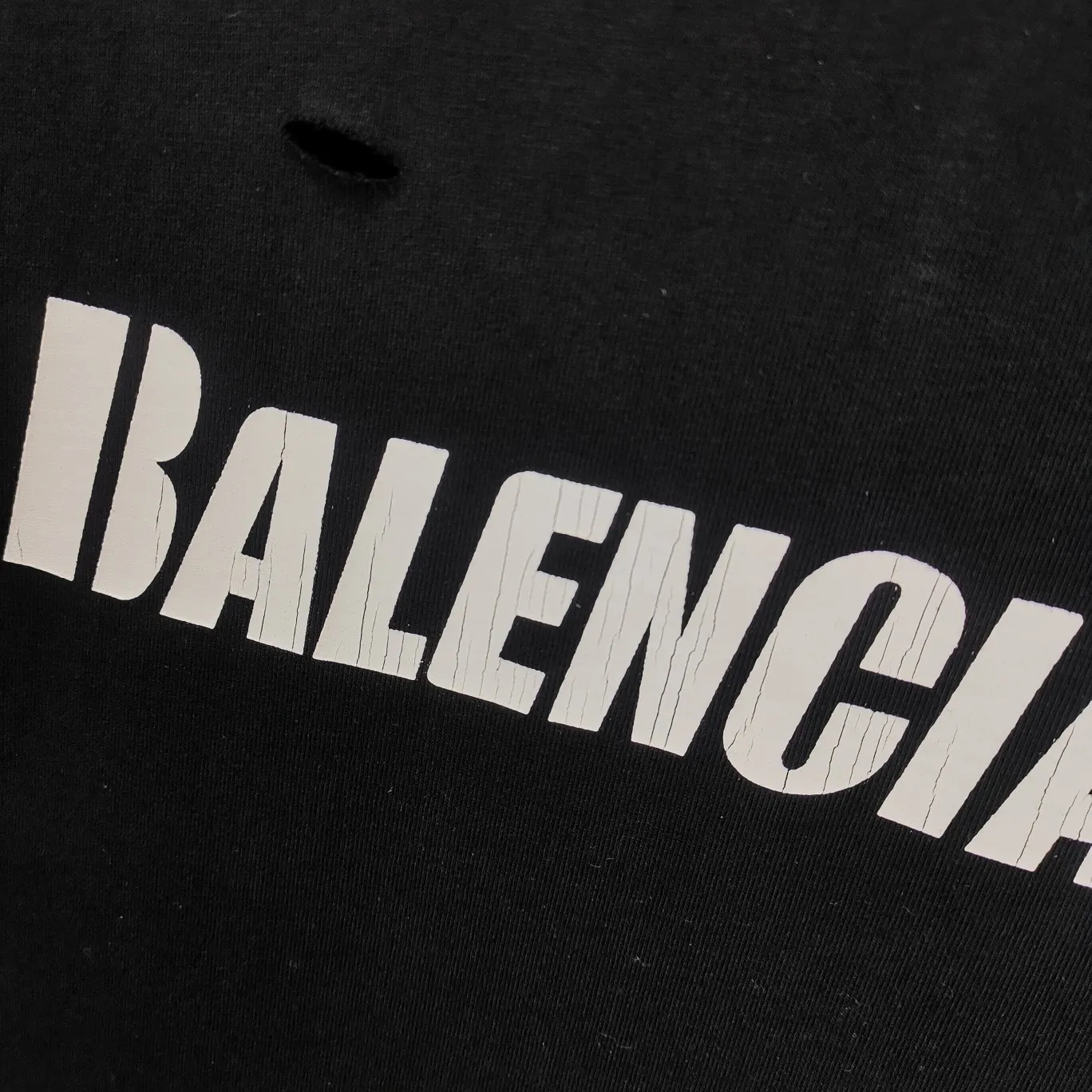 The top tested version of Balenciaga/BALENCIAGA chest crack print logo basic hole washed burst pattern male and female couple star same style pure cotton short-sleeved T-shirt custom-woven and dyed fabric, guaranteed to have no color difference with the genuine product, the collar thread is also dyed in the same vat. The holes on the neckline are manually rubbed, and the holes on the chest, front and back are all laser holes to ensure that the holes will not deform or wrinkle.  Made of 280g 24-count combed tightly siro-spun plain fabric, the front panel is printed with a glue-pulling effect, and imported transparent slurry is used to scrape the bottom to make the printing cracks feel even.  Color: Gray Red Blue Black White Size: XS-L P:260