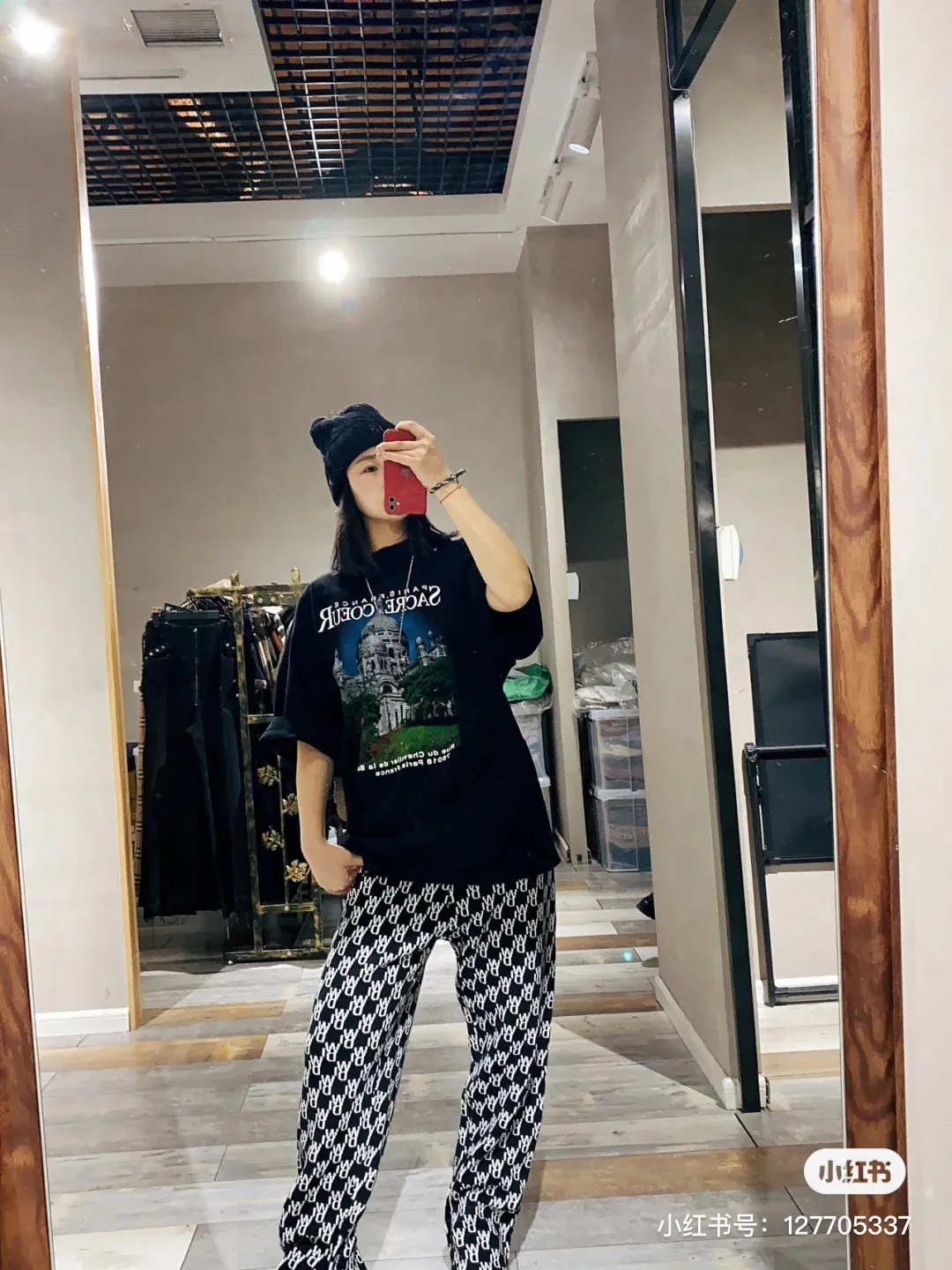 ♻️💯Reference model picture for upper body❤️Top tested version BALENCIAGA Balenciaga Sacred Heart Garden Castle loose pure cotton short-sleeved T-shirt for men and women. Top quality short sleeves, each piece has been garment washed, original version, collar, cuffs and hem have distressed rips, collar has added cuffs, version is dropped shoulder OS version The printing process adopts Kornit Digital 7-color direct printing, which restores the picture quality in high definition. People, trees and buildings are clearly visible and layered. Letter printing details are processed without tooth edges! The cost of front and back printing is enough to buy a box of good cigarettes. The fabric is made of 24S 260g double yarn pure cotton fabric, which is heavy-weight and has full drape. The most important thing is that while ensuring the weight, it can also effectively exert its breathable and breathable effect! Exclusive quality shipment Original fabric Self-adhesive coding Counter tag Size: XS-L Color: Black White P: 290