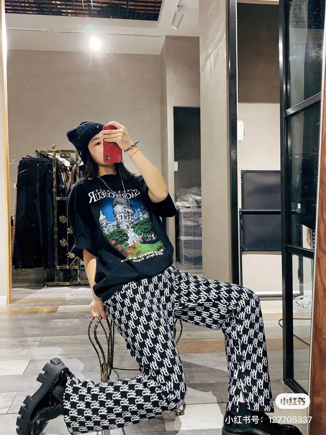 ♻️💯Reference model picture for upper body❤️Top tested version BALENCIAGA Balenciaga Sacred Heart Garden Castle loose pure cotton short-sleeved T-shirt for men and women. Top quality short sleeves, each piece has been garment washed, original version, collar, cuffs and hem have distressed rips, collar has added cuffs, version is dropped shoulder OS version The printing process adopts Kornit Digital 7-color direct printing, which restores the picture quality in high definition. People, trees and buildings are clearly visible and layered. Letter printing details are processed without tooth edges! The cost of front and back printing is enough to buy a box of good cigarettes. The fabric is made of 24S 260g double yarn pure cotton fabric, which is heavy-weight and has full drape. The most important thing is that while ensuring the weight, it can also effectively exert its breathable and breathable effect! Exclusive quality shipment Original fabric Self-adhesive coding Counter tag Size: XS-L Color: Black White P: 290