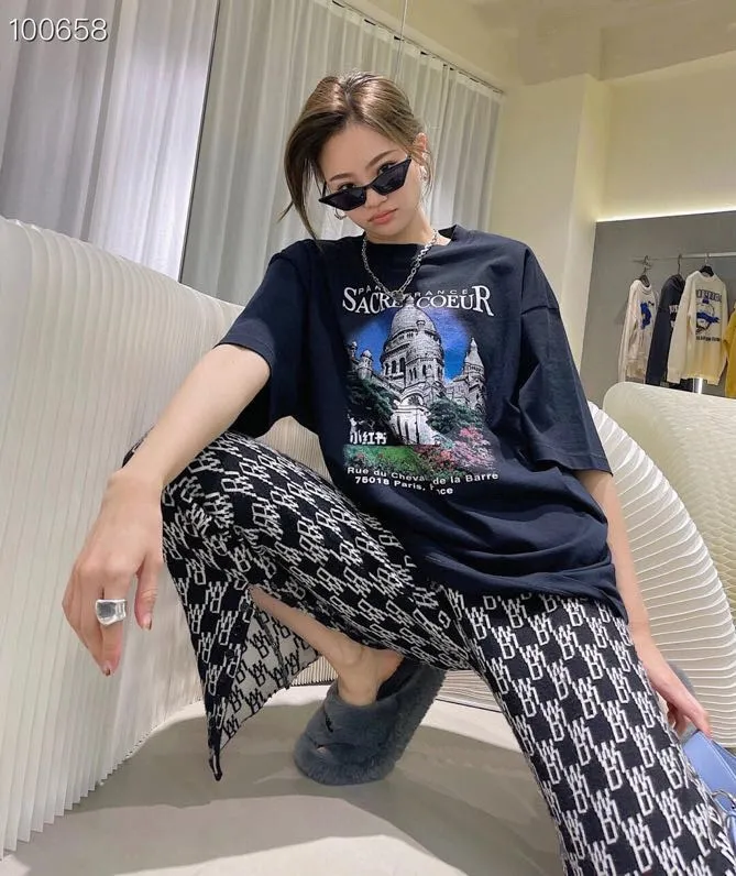 ♻️💯Reference model picture for upper body❤️Top tested version BALENCIAGA Balenciaga Sacred Heart Garden Castle loose pure cotton short-sleeved T-shirt for men and women. Top quality short sleeves, each piece has been garment washed, original version, collar, cuffs and hem have distressed rips, collar has added cuffs, version is dropped shoulder OS version The printing process adopts Kornit Digital 7-color direct printing, which restores the picture quality in high definition. People, trees and buildings are clearly visible and layered. Letter printing details are processed without tooth edges! The cost of front and back printing is enough to buy a box of good cigarettes. The fabric is made of 24S 260g double yarn pure cotton fabric, which is heavy-weight and has full drape. The most important thing is that while ensuring the weight, it can also effectively exert its breathable and breathable effect! Exclusive quality shipment Original fabric Self-adhesive coding Counter tag Size: XS-L Color: Black White P: 290