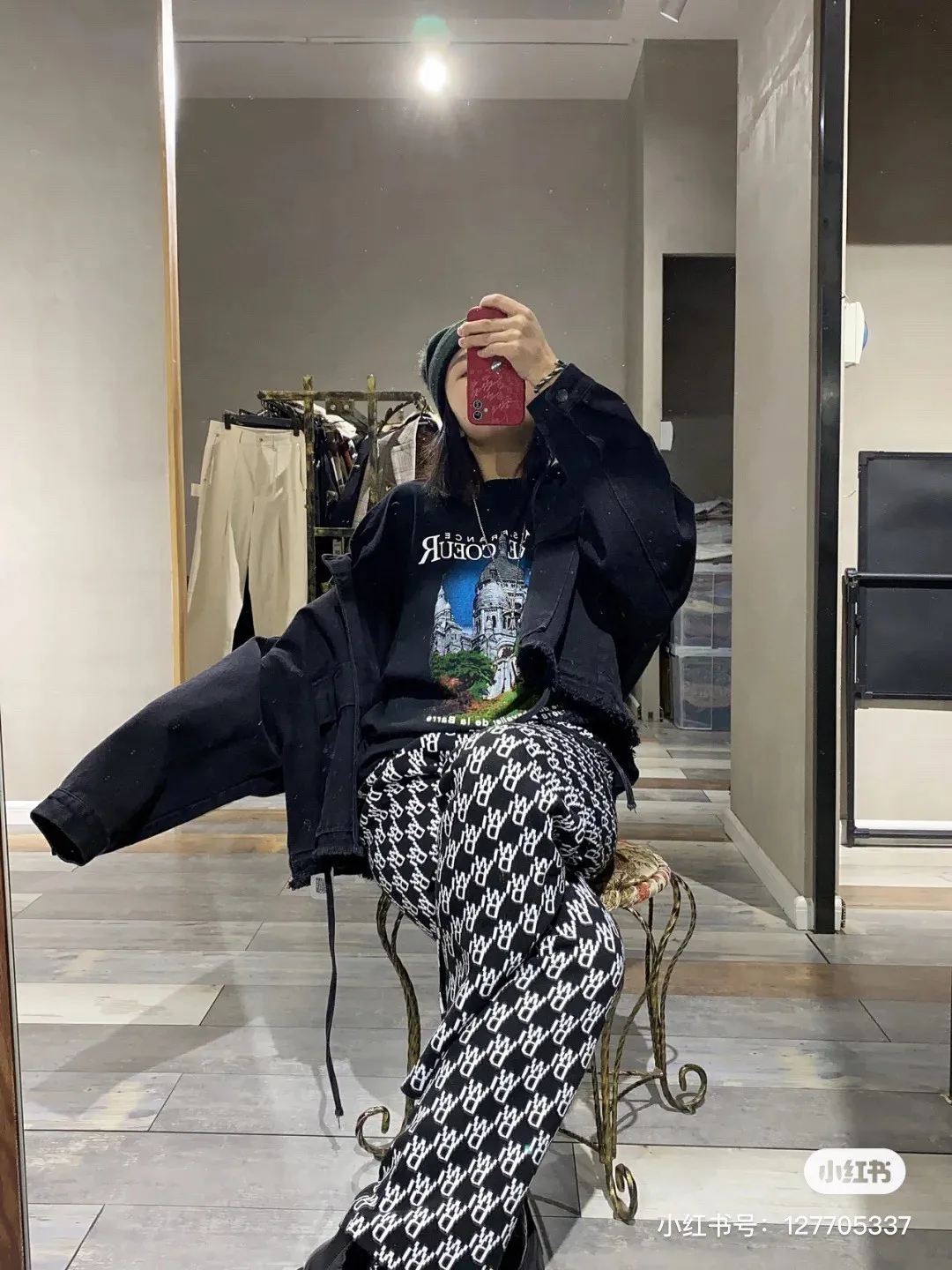♻️💯Reference model picture for upper body❤️Top tested version BALENCIAGA Balenciaga Sacred Heart Garden Castle loose pure cotton short-sleeved T-shirt for men and women. Top quality short sleeves, each piece has been garment washed, original version, collar, cuffs and hem have distressed rips, collar has added cuffs, version is dropped shoulder OS version The printing process adopts Kornit Digital 7-color direct printing, which restores the picture quality in high definition. People, trees and buildings are clearly visible and layered. Letter printing details are processed without tooth edges! The cost of front and back printing is enough to buy a box of good cigarettes. The fabric is made of 24S 260g double yarn pure cotton fabric, which is heavy-weight and has full drape. The most important thing is that while ensuring the weight, it can also effectively exert its breathable and breathable effect! Exclusive quality shipment Original fabric Self-adhesive coding Counter tag Size: XS-L Color: Black White P: 290