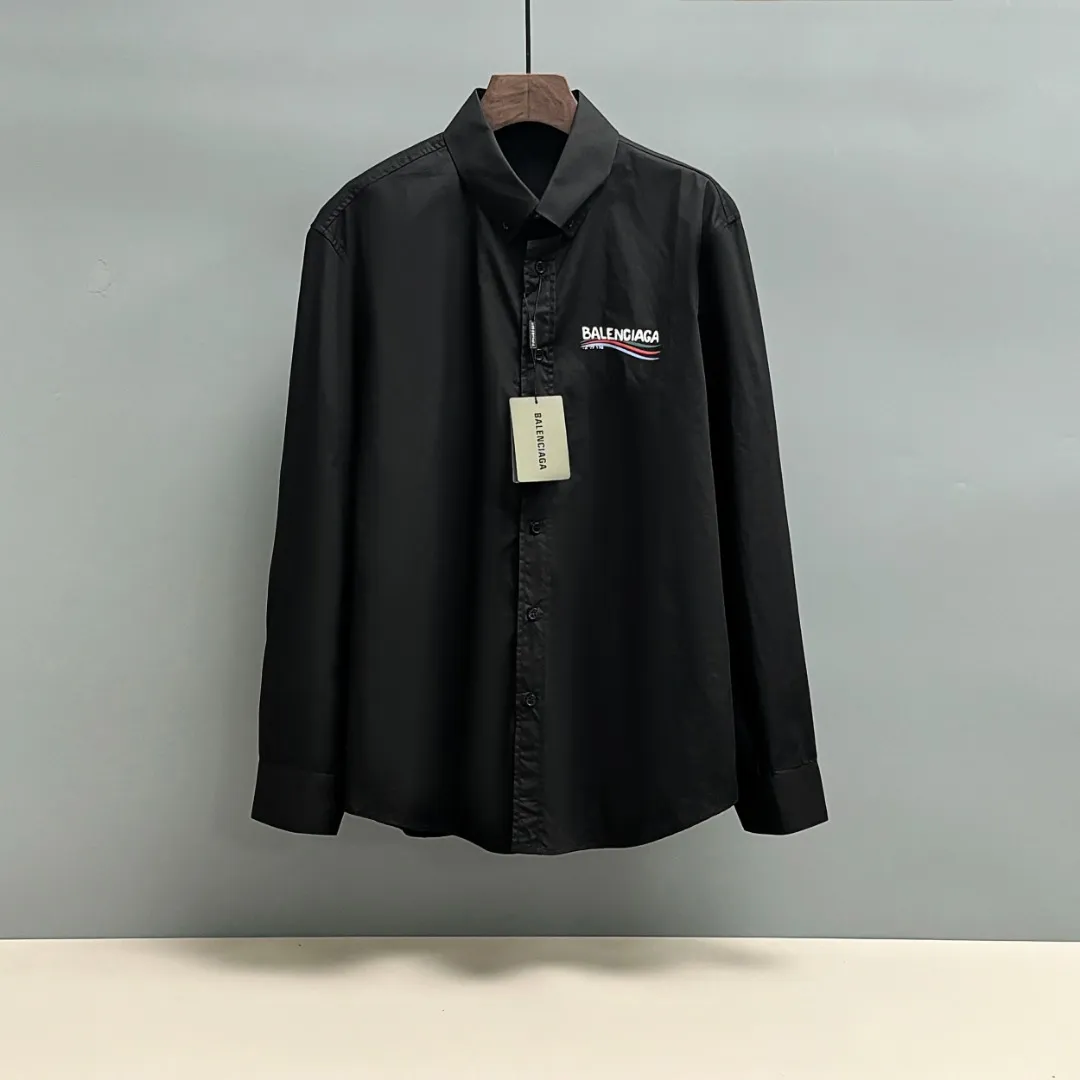 🅿️220 BALENCIAGA/Balenciaga early autumn printed embroidered shirt. Customized classic 40-count plain weave imitation Tencel Paris shirt fabric. Loose fit and three-dimensional upper body. Smooth and natural lines from shoulder line to waistline to hem. Smooth transition of lines. No unnecessary folds or accumulation. The whole body is neat and stretched. Customized Paris logo engraved buttons. Classic Paris letters embroidery on the chest. Precise stitching. Silky threading. Paired with large-area printing of the Eiffel Tower on the back. The effect is three-dimensional. The printing fits perfectly with the fabric, and there will be no problems such as color fading, peeling off, etc. Size: S M L XL