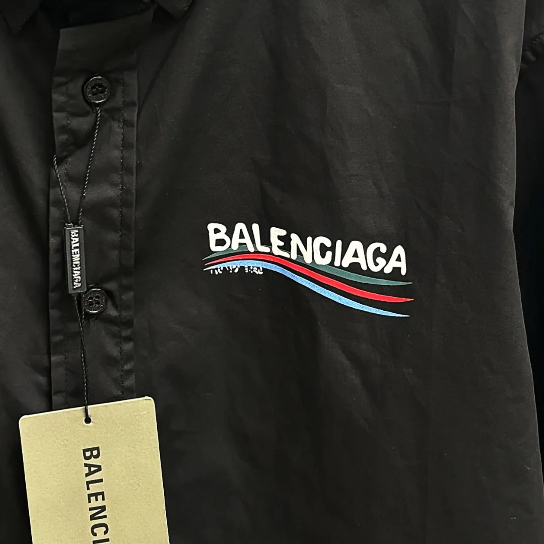 🅿️220 BALENCIAGA/Balenciaga early autumn printed embroidered shirt. Customized classic 40-count plain weave imitation Tencel Paris shirt fabric. Loose fit and three-dimensional upper body. Smooth and natural lines from shoulder line to waistline to hem. Smooth transition of lines. No unnecessary folds or accumulation. The whole body is neat and stretched. Customized Paris logo engraved buttons. Classic Paris letters embroidery on the chest. Precise stitching. Silky threading. Paired with large-area printing of the Eiffel Tower on the back. The effect is three-dimensional. The printing fits perfectly with the fabric, and there will be no problems such as color fading, peeling off, etc. Size: S M L XL