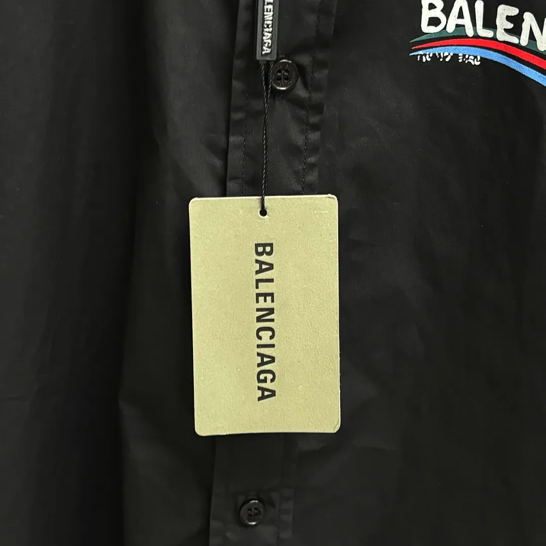 🅿️220 BALENCIAGA/Balenciaga early autumn printed embroidered shirt. Customized classic 40-count plain weave imitation Tencel Paris shirt fabric. Loose fit and three-dimensional upper body. Smooth and natural lines from shoulder line to waistline to hem. Smooth transition of lines. No unnecessary folds or accumulation. The whole body is neat and stretched. Customized Paris logo engraved buttons. Classic Paris letters embroidery on the chest. Precise stitching. Silky threading. Paired with large-area printing of the Eiffel Tower on the back. The effect is three-dimensional. The printing fits perfectly with the fabric, and there will be no problems such as color fading, peeling off, etc. Size: S M L XL