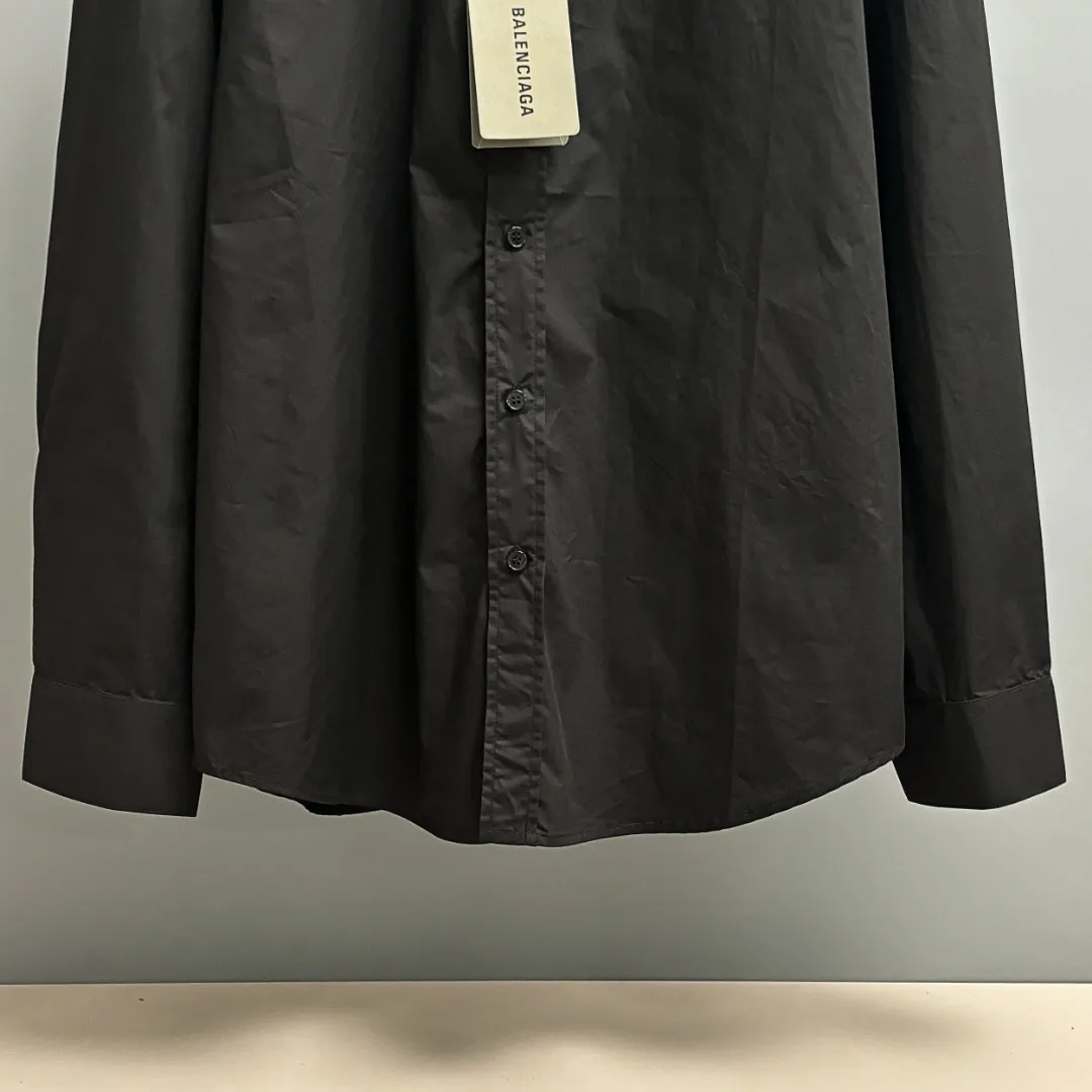 🅿️220 BALENCIAGA/Balenciaga early autumn printed embroidered shirt. Customized classic 40-count plain weave imitation Tencel Paris shirt fabric. Loose fit and three-dimensional upper body. Smooth and natural lines from shoulder line to waistline to hem. Smooth transition of lines. No unnecessary folds or accumulation. The whole body is neat and stretched. Customized Paris logo engraved buttons. Classic Paris letters embroidery on the chest. Precise stitching. Silky threading. Paired with large-area printing of the Eiffel Tower on the back. The effect is three-dimensional. The printing fits perfectly with the fabric, and there will be no problems such as color fading, peeling off, etc. Size: S M L XL