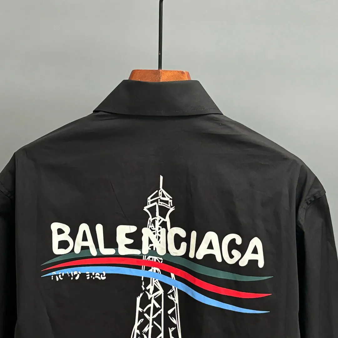 🅿️220 BALENCIAGA/Balenciaga early autumn printed embroidered shirt. Customized classic 40-count plain weave imitation Tencel Paris shirt fabric. Loose fit and three-dimensional upper body. Smooth and natural lines from shoulder line to waistline to hem. Smooth transition of lines. No unnecessary folds or accumulation. The whole body is neat and stretched. Customized Paris logo engraved buttons. Classic Paris letters embroidery on the chest. Precise stitching. Silky threading. Paired with large-area printing of the Eiffel Tower on the back. The effect is three-dimensional. The printing fits perfectly with the fabric, and there will be no problems such as color fading, peeling off, etc. Size: S M L XL