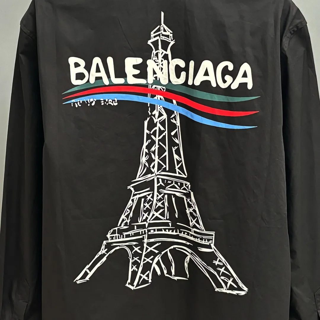 🅿️220 BALENCIAGA/Balenciaga early autumn printed embroidered shirt. Customized classic 40-count plain weave imitation Tencel Paris shirt fabric. Loose fit and three-dimensional upper body. Smooth and natural lines from shoulder line to waistline to hem. Smooth transition of lines. No unnecessary folds or accumulation. The whole body is neat and stretched. Customized Paris logo engraved buttons. Classic Paris letters embroidery on the chest. Precise stitching. Silky threading. Paired with large-area printing of the Eiffel Tower on the back. The effect is three-dimensional. The printing fits perfectly with the fabric, and there will be no problems such as color fading, peeling off, etc. Size: S M L XL