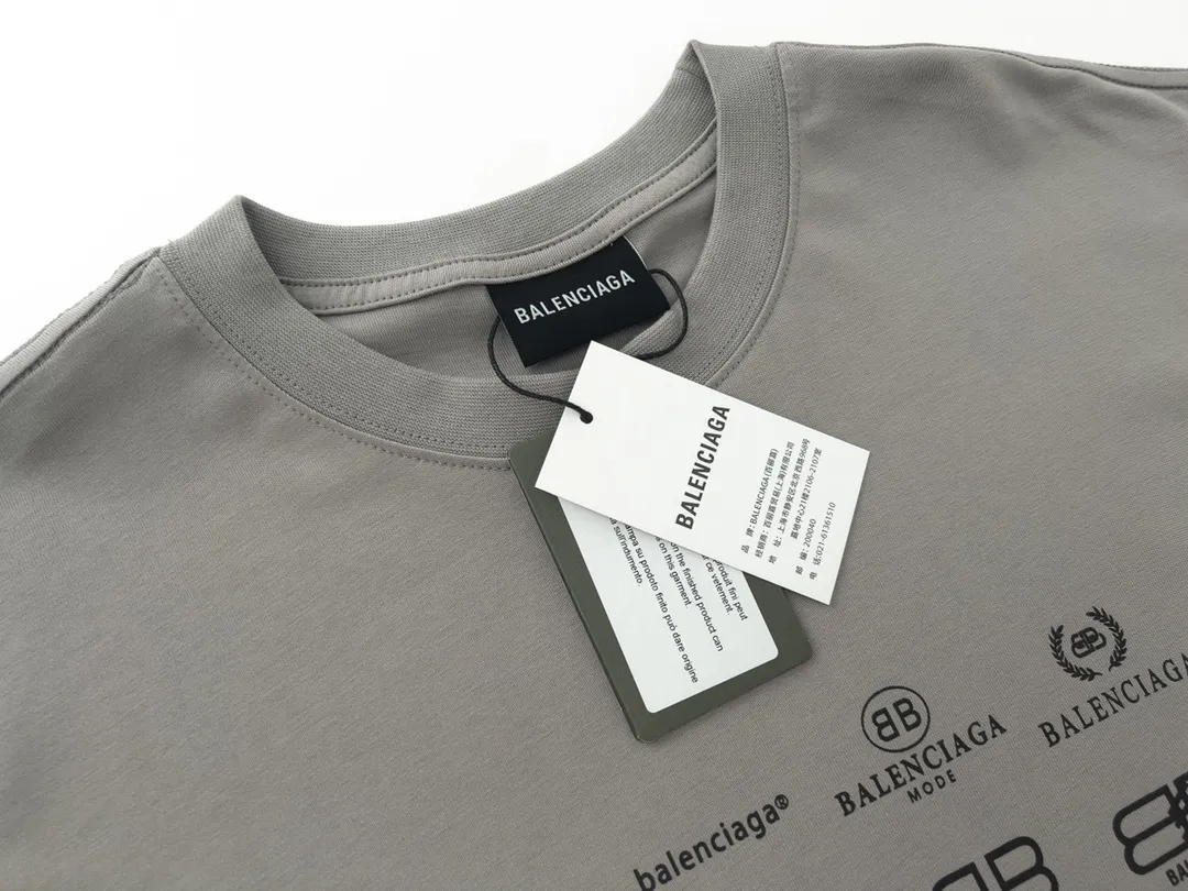 🅿️170 Detailed Picture [Top version. Official website quality] BALENCI*GA/Paris BALENCI*GA# 2023 spring and summer new style, printed with classic LOGO collection short-sleeved T-shirt. 2023 spring and summer new product. Brick cabinet synchronization. The fabric is made of Paris ZP custom-woven and dyed 100% cotton double yarn compact cotton. The weight is 260 grams. The cloth surface is clean. The cloth pattern is clear. Soft and comfortable. Good color fastness. Not easy to change color. The threads are woven and dyed with no color difference. The printing uses imported environmentally friendly rubber paddles, precision stencils, fine LOGO letters, clear letters, no burrs, and a three-dimensional effect. Restore brick cabinet. The version adopts OS loose shoulder version. Same style for men and women. Code: BL223071 Color: black, beige, pink, smoky gray, white. Size: XS to L