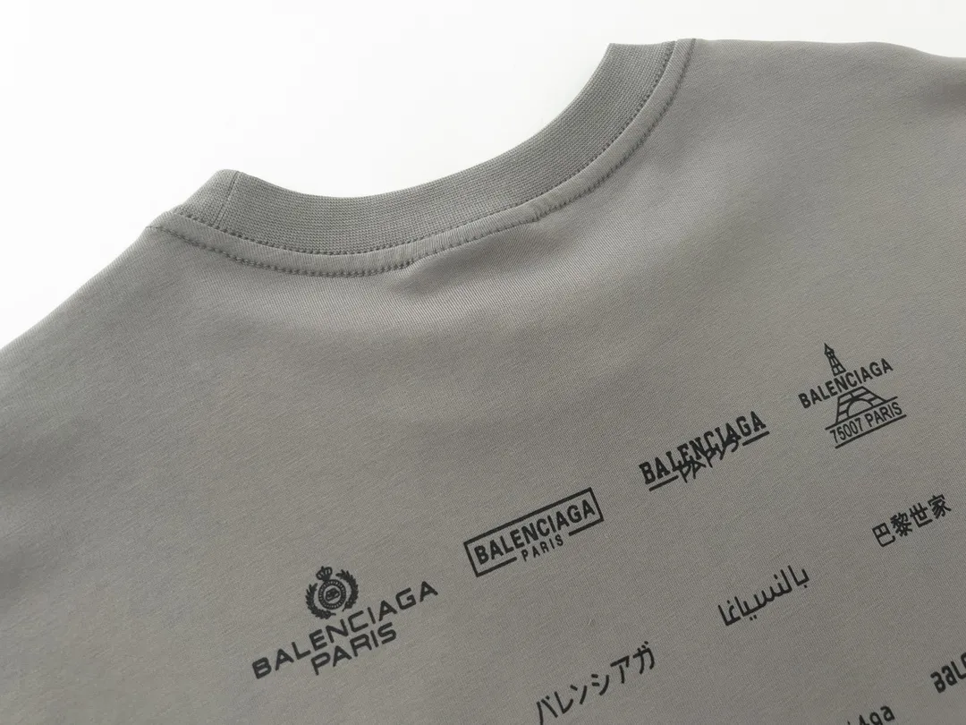 🅿️170 Detailed Picture [Top version. Official website quality] BALENCI*GA/Paris BALENCI*GA# 2023 spring and summer new style, printed with classic LOGO collection short-sleeved T-shirt. 2023 spring and summer new product. Brick cabinet synchronization. The fabric is made of Paris ZP custom-woven and dyed 100% cotton double yarn compact cotton. The weight is 260 grams. The cloth surface is clean. The cloth pattern is clear. Soft and comfortable. Good color fastness. Not easy to change color. The threads are woven and dyed with no color difference. The printing uses imported environmentally friendly rubber paddles, precision stencils, fine LOGO letters, clear letters, no burrs, and a three-dimensional effect. Restore brick cabinet. The version adopts OS loose shoulder version. Same style for men and women. Code: BL223071 Color: black, beige, pink, smoky gray, white. Size: XS to L