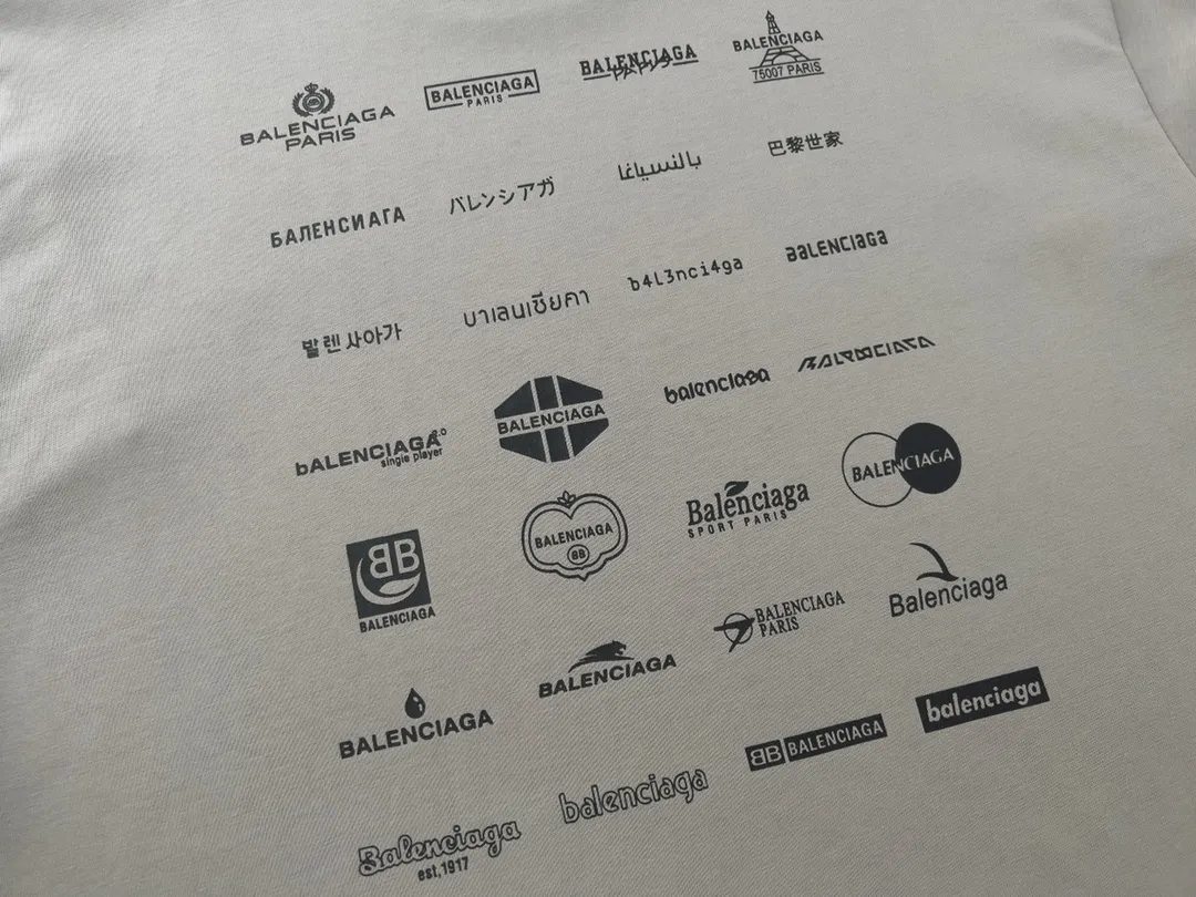 🅿️170 Detailed Picture [Top version. Official website quality] BALENCI*GA/Paris BALENCI*GA# 2023 spring and summer new style, printed with classic LOGO collection short-sleeved T-shirt. 2023 spring and summer new product. Brick cabinet synchronization. The fabric is made of Paris ZP custom-woven and dyed 100% cotton double yarn compact cotton. The weight is 260 grams. The cloth surface is clean. The cloth pattern is clear. Soft and comfortable. Good color fastness. Not easy to change color. The threads are woven and dyed with no color difference. The printing uses imported environmentally friendly rubber paddles, precision stencils, fine LOGO letters, clear letters, no burrs, and a three-dimensional effect. Restore brick cabinet. The version adopts OS loose shoulder version. Same style for men and women. Code: BL223071 Color: black, beige, pink, smoky gray, white. Size: XS to L
