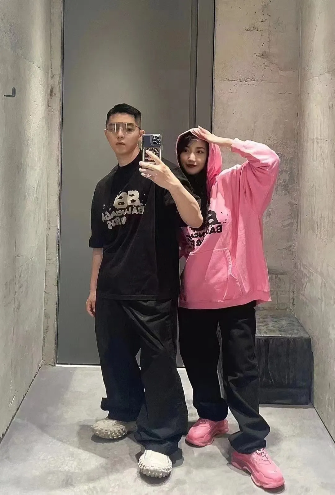 ♻️💯Reference model picture for the upper body❤The top tested version BALENCIAGA Balenciaga 23SS graffiti letters male and female couple stars the same style pure cotton loose short-sleeved T-shirt super iconic colorful brand logo printed pattern. It is fresh and comfortable to match with sports shoes. Suitable for shopping and dating. When layered, it will look like a blogger. It is low-key and tasteful. The original fabric is 280G, double-ply and double-yarn pure cotton fabric! Threads are custom-woven and dyed, no color difference, no pressure in and out of the counter, through-the-shoulder strapping process, increased washing life of clothes, no deformation, high-version digital printing process, no fading, bright colors, the same style as Internet celebrity stars, regardless of age, body shape, gender, super eye-catching, extremely fashionable, very comfortable to the touch, super texture, fashionable and individual, super versatile and good-looking, a must-have, better for couples Customized collar labels are washed, 100% different from fake versions on the market!  Color: Pink White Black Charcoal Gray Size: XS-L P:260