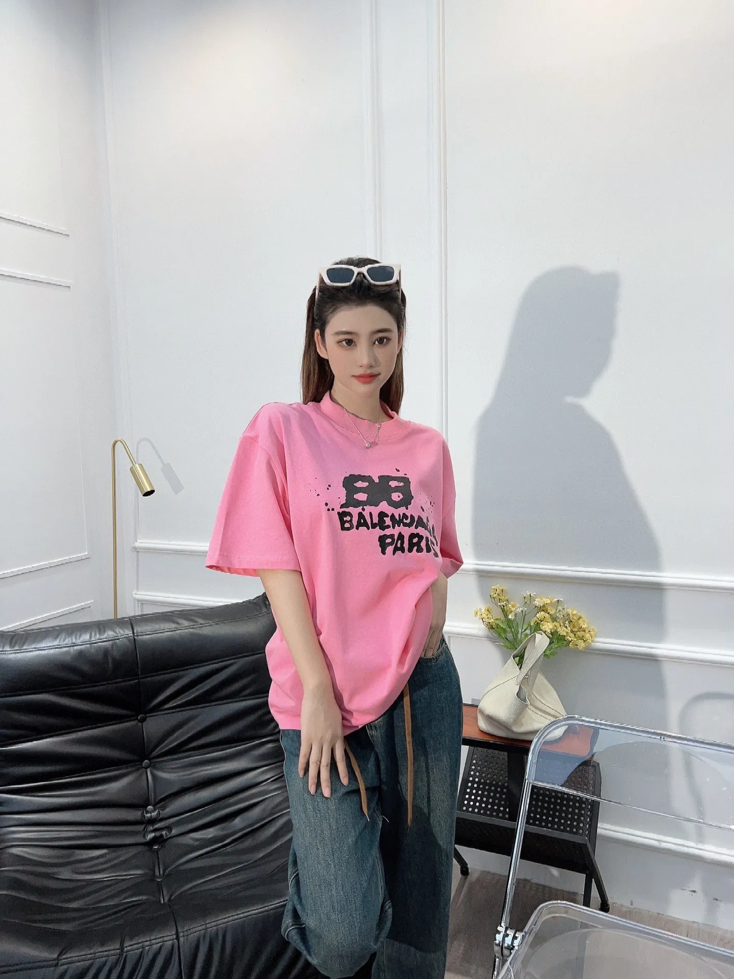 ♻️💯Reference model picture for the upper body❤The top tested version BALENCIAGA Balenciaga 23SS graffiti letters male and female couple stars the same style pure cotton loose short-sleeved T-shirt super iconic colorful brand logo printed pattern. It is fresh and comfortable to match with sports shoes. Suitable for shopping and dating. When layered, it will look like a blogger. It is low-key and tasteful. The original fabric is 280G, double-ply and double-yarn pure cotton fabric! Threads are custom-woven and dyed, no color difference, no pressure in and out of the counter, through-the-shoulder strapping process, increased washing life of clothes, no deformation, high-version digital printing process, no fading, bright colors, the same style as Internet celebrity stars, regardless of age, body shape, gender, super eye-catching, extremely fashionable, very comfortable to the touch, super texture, fashionable and individual, super versatile and good-looking, a must-have, better for couples Customized collar labels are washed, 100% different from fake versions on the market!  Color: Pink White Black Charcoal Gray Size: XS-L P:260