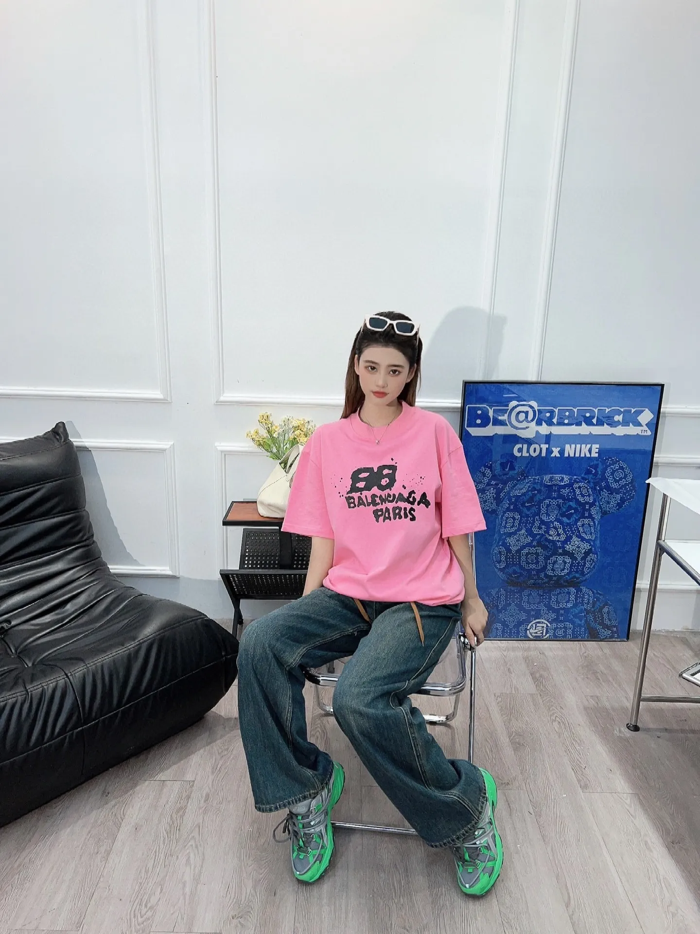 ♻️💯Reference model picture for the upper body❤The top tested version BALENCIAGA Balenciaga 23SS graffiti letters male and female couple stars the same style pure cotton loose short-sleeved T-shirt super iconic colorful brand logo printed pattern. It is fresh and comfortable to match with sports shoes. Suitable for shopping and dating. When layered, it will look like a blogger. It is low-key and tasteful. The original fabric is 280G, double-ply and double-yarn pure cotton fabric! Threads are custom-woven and dyed, no color difference, no pressure in and out of the counter, through-the-shoulder strapping process, increased washing life of clothes, no deformation, high-version digital printing process, no fading, bright colors, the same style as Internet celebrity stars, regardless of age, body shape, gender, super eye-catching, extremely fashionable, very comfortable to the touch, super texture, fashionable and individual, super versatile and good-looking, a must-have, better for couples Customized collar labels are washed, 100% different from fake versions on the market!  Color: Pink White Black Charcoal Gray Size: XS-L P:260
