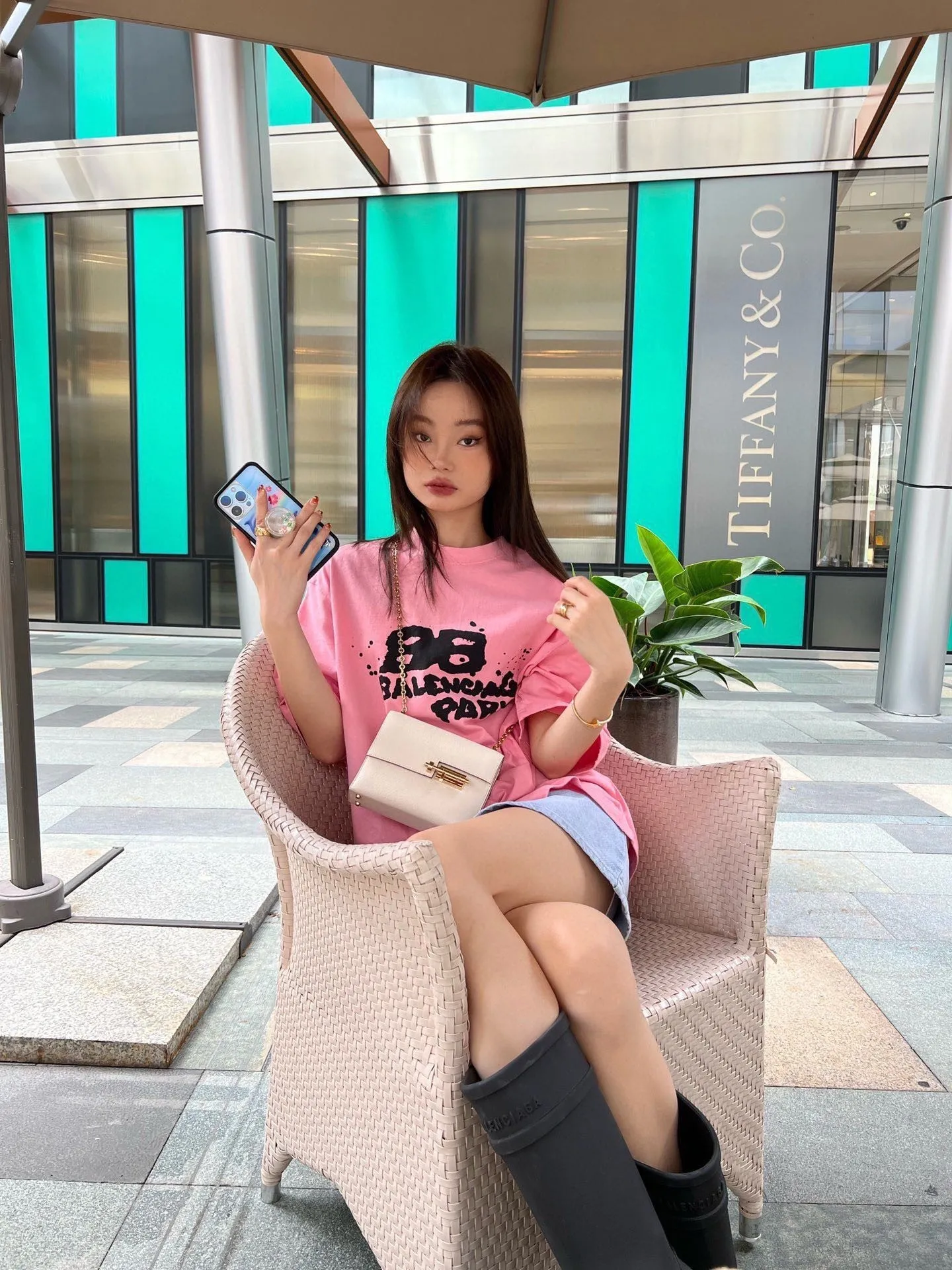 ♻️💯Reference model picture for the upper body❤The top tested version BALENCIAGA Balenciaga 23SS graffiti letters male and female couple stars the same style pure cotton loose short-sleeved T-shirt super iconic colorful brand logo printed pattern. It is fresh and comfortable to match with sports shoes. Suitable for shopping and dating. When layered, it will look like a blogger. It is low-key and tasteful. The original fabric is 280G, double-ply and double-yarn pure cotton fabric! Threads are custom-woven and dyed, no color difference, no pressure in and out of the counter, through-the-shoulder strapping process, increased washing life of clothes, no deformation, high-version digital printing process, no fading, bright colors, the same style as Internet celebrity stars, regardless of age, body shape, gender, super eye-catching, extremely fashionable, very comfortable to the touch, super texture, fashionable and individual, super versatile and good-looking, a must-have, better for couples Customized collar labels are washed, 100% different from fake versions on the market!  Color: Pink White Black Charcoal Gray Size: XS-L P:260