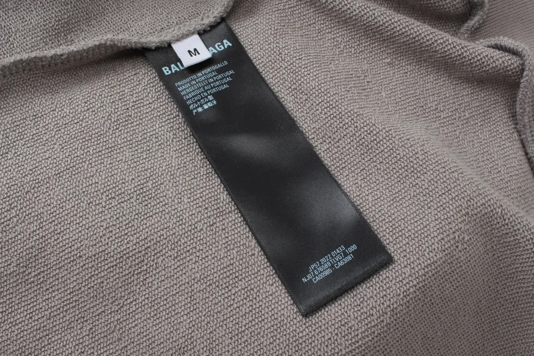 🅿️300 Detailed picture [Top version. Official website quality] BALENCI*GA/Paris BALENCI*GA#2023 spring and summer new style, long-sleeved sweatshirt with classic LOGO printed all over it. 2023 autumn and winter new product. Brick cabinet synchronization. The fabric is made of Paris ZP custom-woven and dyed cotton double yarn sweatshirt. The weight is 450 grams, the cloth surface is clean. The cloth texture is clear. Soft and comfortable. Good color fastness. Not easy to change color. The threads are woven and dyed with no color difference. The printing uses imported environmentally friendly rubber paddles, precision stencils, fine LOGO letters, clear letters, no burrs, and a three-dimensional effect. Restore brick cabinet. The version adopts OS loose shoulder style. Same style for men and women. Code: BL238002 Color: black, beige, pink, smoke gray. Size: XS S M L