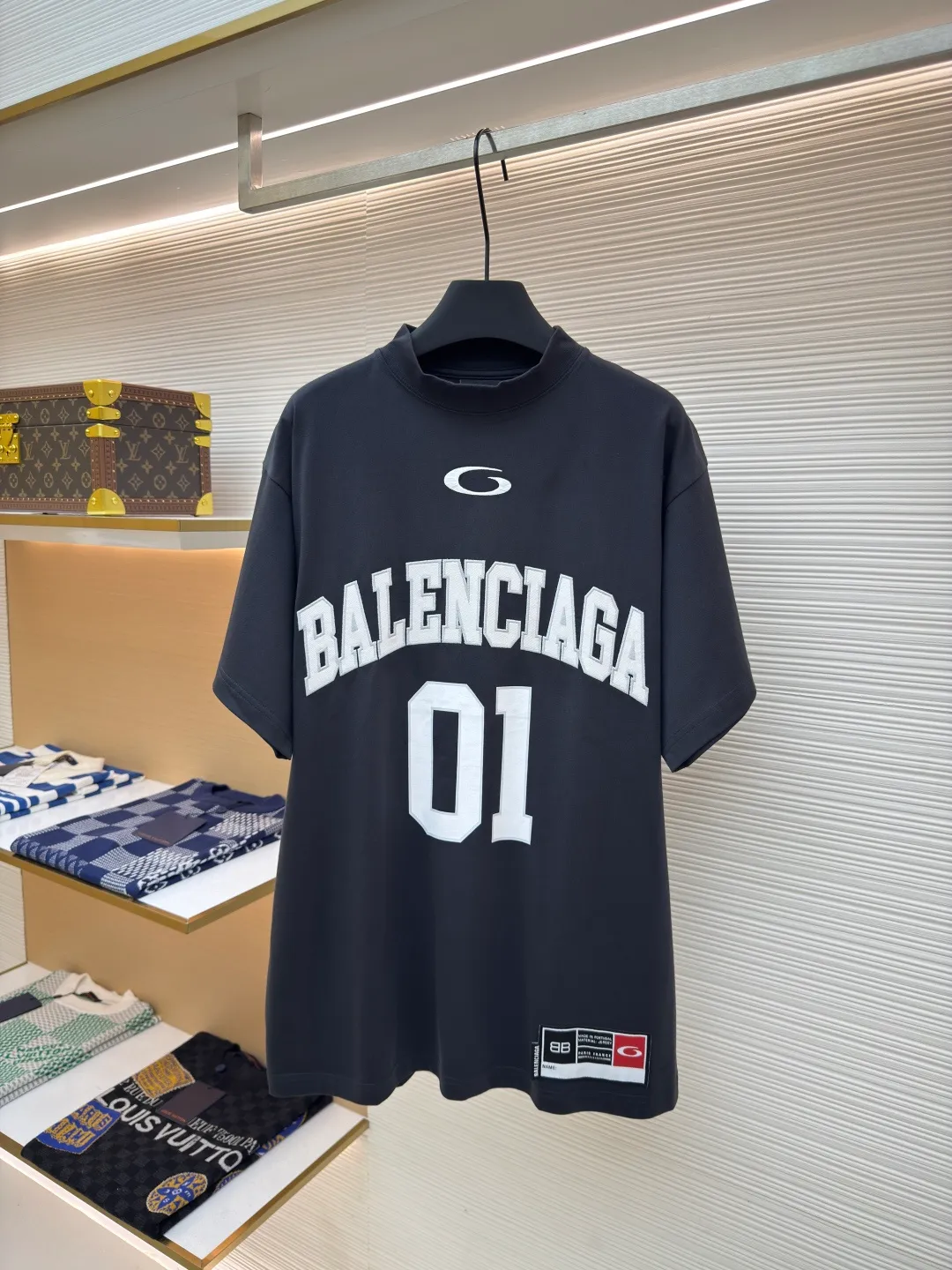 Balenciaga No. 1 jersey embroidered T-shirt ●Authentic product: 7000 purchased and developed ●Item number: 1680353-A35 ●Fabric: combed cotton plain fabric ●Technology: embroidery production ●Version: loose fit ●Weight: about 365 grams ●Size: XS-S-M-L ●Description: The fabric is made of 16s single-yarn combed cotton plain weave, with matching 1*1 horizontal machine-woven ribbing of this fabric color. The front and back panels are printed with elliptical machine screen paste, the front panel is embroidered with a domestic high-speed embroidery machine, laser burnt letter patch, 7s*7s twill contrasting color fastness 100% cotton, and the hem is a flat car color-blocked jacquard woven label. The woven label is made of white fine silk material imported from Japan. The overall wiring is straight and delicate, the fabric is comfortable and soft, and the color is consistent without color difference. It can be matched with the same style to create a fashionable look and control various occasions. Customized accessories, complete with three standards, same style for men and women!