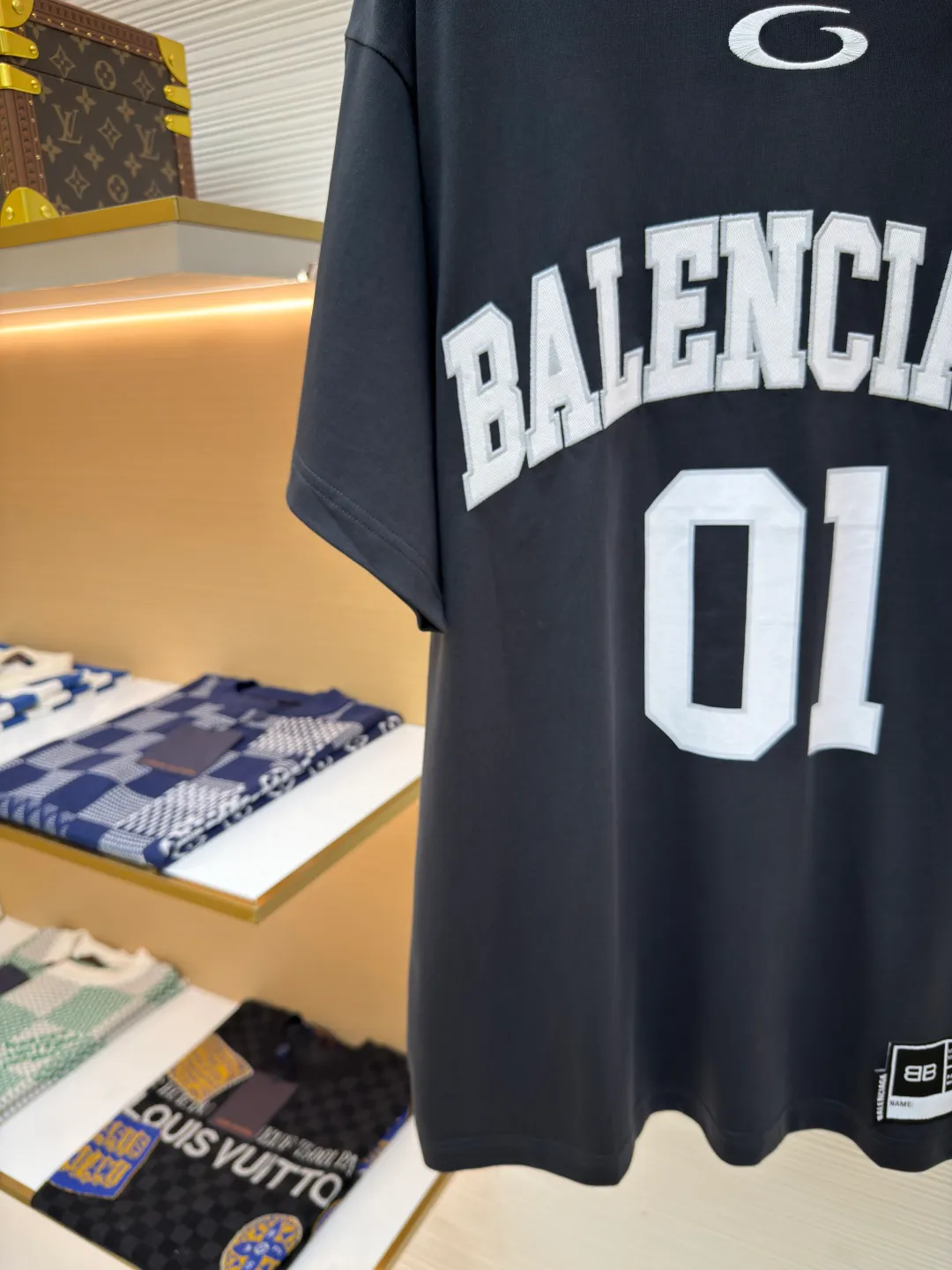 Balenciaga No. 1 jersey embroidered T-shirt ●Authentic product: 7000 purchased and developed ●Item number: 1680353-A35 ●Fabric: combed cotton plain fabric ●Technology: embroidery production ●Version: loose fit ●Weight: about 365 grams ●Size: XS-S-M-L ●Description: The fabric is made of 16s single-yarn combed cotton plain weave, with matching 1*1 horizontal machine-woven ribbing of this fabric color. The front and back panels are printed with elliptical machine screen paste, the front panel is embroidered with a domestic high-speed embroidery machine, laser burnt letter patch, 7s*7s twill contrasting color fastness 100% cotton, and the hem is a flat car color-blocked jacquard woven label. The woven label is made of white fine silk material imported from Japan. The overall wiring is straight and delicate, the fabric is comfortable and soft, and the color is consistent without color difference. It can be matched with the same style to create a fashionable look and control various occasions. Customized accessories, complete with three standards, same style for men and women!