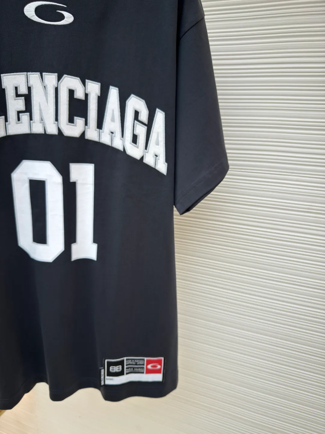Balenciaga No. 1 jersey embroidered T-shirt ●Authentic product: 7000 purchased and developed ●Item number: 1680353-A35 ●Fabric: combed cotton plain fabric ●Technology: embroidery production ●Version: loose fit ●Weight: about 365 grams ●Size: XS-S-M-L ●Description: The fabric is made of 16s single-yarn combed cotton plain weave, with matching 1*1 horizontal machine-woven ribbing of this fabric color. The front and back panels are printed with elliptical machine screen paste, the front panel is embroidered with a domestic high-speed embroidery machine, laser burnt letter patch, 7s*7s twill contrasting color fastness 100% cotton, and the hem is a flat car color-blocked jacquard woven label. The woven label is made of white fine silk material imported from Japan. The overall wiring is straight and delicate, the fabric is comfortable and soft, and the color is consistent without color difference. It can be matched with the same style to create a fashionable look and control various occasions. Customized accessories, complete with three standards, same style for men and women!
