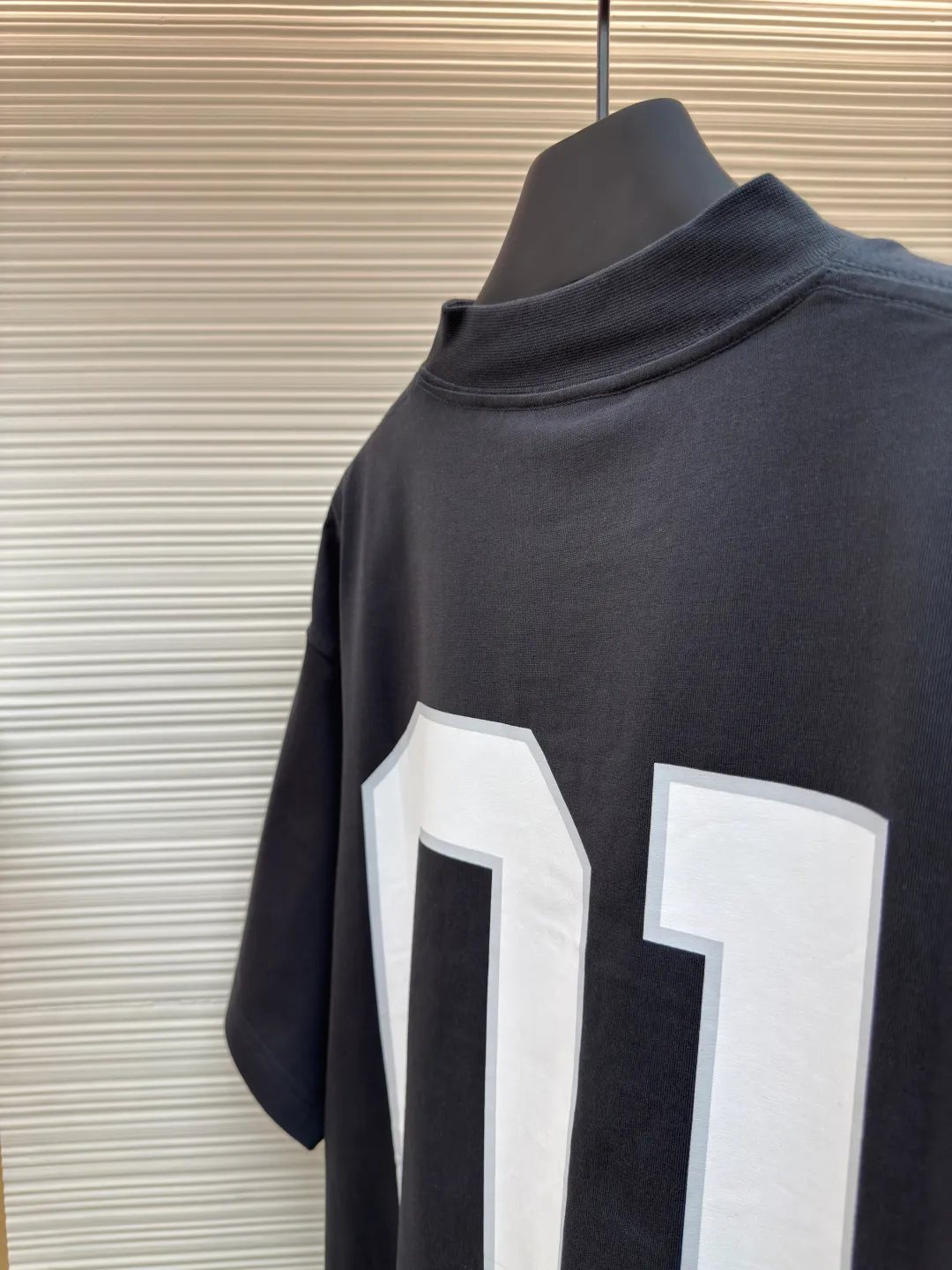 Balenciaga No. 1 jersey embroidered T-shirt ●Authentic product: 7000 purchased and developed ●Item number: 1680353-A35 ●Fabric: combed cotton plain fabric ●Technology: embroidery production ●Version: loose fit ●Weight: about 365 grams ●Size: XS-S-M-L ●Description: The fabric is made of 16s single-yarn combed cotton plain weave, with matching 1*1 horizontal machine-woven ribbing of this fabric color. The front and back panels are printed with elliptical machine screen paste, the front panel is embroidered with a domestic high-speed embroidery machine, laser burnt letter patch, 7s*7s twill contrasting color fastness 100% cotton, and the hem is a flat car color-blocked jacquard woven label. The woven label is made of white fine silk material imported from Japan. The overall wiring is straight and delicate, the fabric is comfortable and soft, and the color is consistent without color difference. It can be matched with the same style to create a fashionable look and control various occasions. Customized accessories, complete with three standards, same style for men and women!