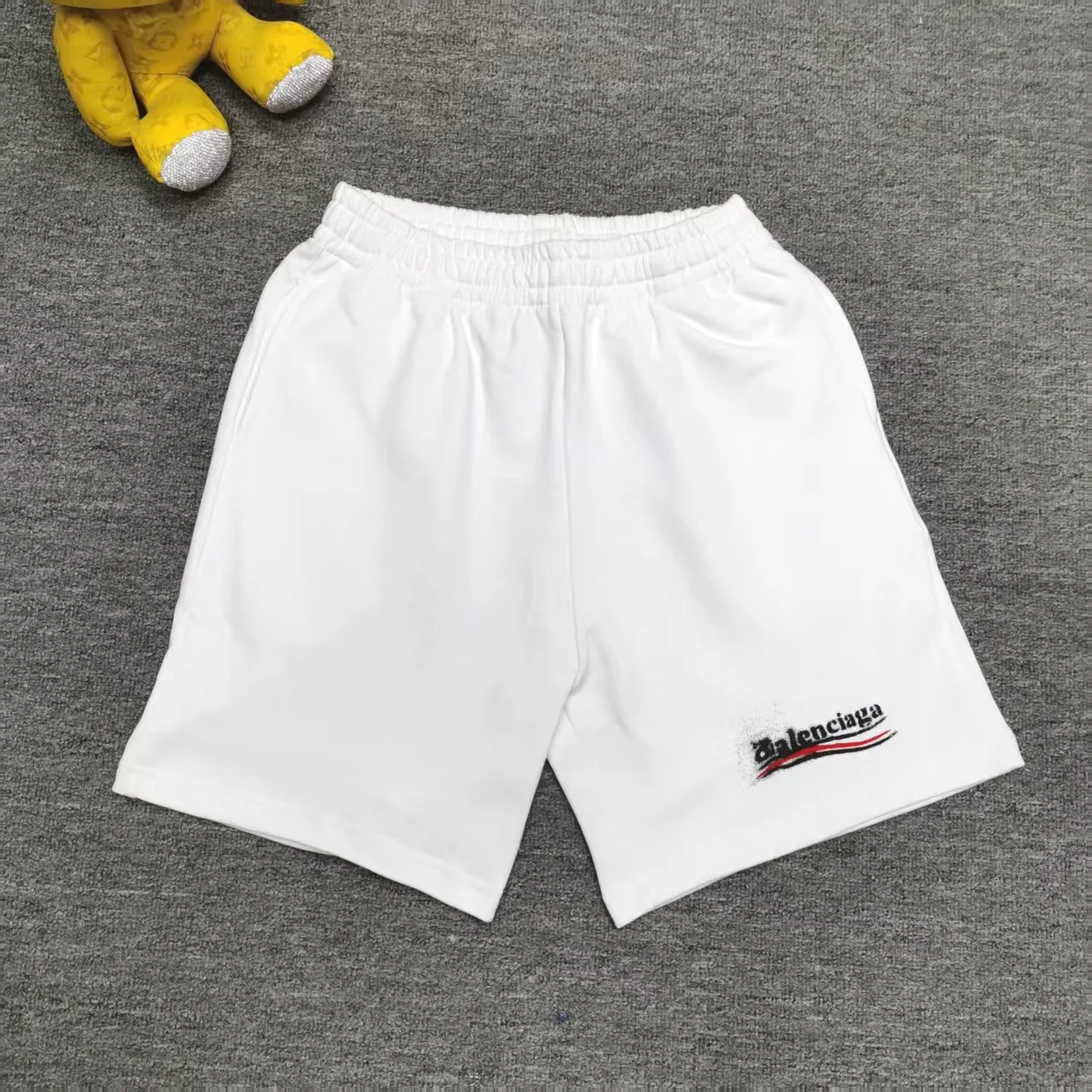 The top tried and tested version of BALENCIAGA Paris' new Coke graffiti letter shorts. The os version is really charming. Balenciaga is also really unique. Every new season's version is to the extreme. It is very practical and can be worn casually. Nice✔️ - ⚠️100% cotton. Made of custom-dyed terry cotton sweatshirt surface, 420g double-ply double yarn, comfortable to the touch. Made of imported knitting needle carded cotton, the thickness is moderate, drapey and contoured, making the upper body comfortable! ! It is very tolerant to fat body types and can instantly lose five pounds after wearing it!  The artistic arrangement of English letters on the front panel # Simple Elements greatly increases the interest of the clothing; it has a unique visual effect.  Pants hem Loose closing Double-layer fabric Good closing effect Exquisite hemming Color: Black White Size: XS-S-M-L P: 290