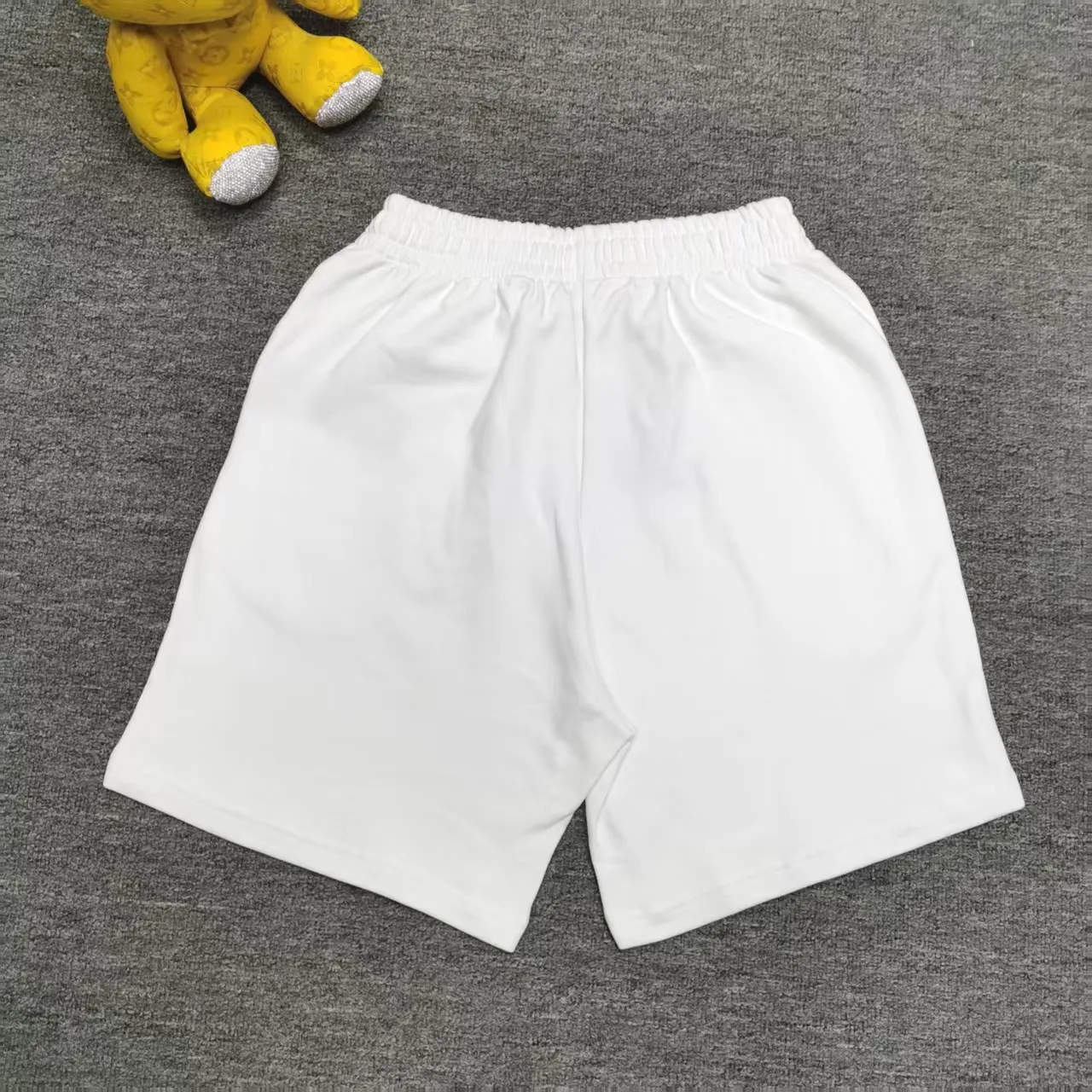 The top tried and tested version of BALENCIAGA Paris' new Coke graffiti letter shorts. The os version is really charming. Balenciaga is also really unique. Every new season's version is to the extreme. It is very practical and can be worn casually. Nice✔️ - ⚠️100% cotton. Made of custom-dyed terry cotton sweatshirt surface, 420g double-ply double yarn, comfortable to the touch. Made of imported knitting needle carded cotton, the thickness is moderate, drapey and contoured, making the upper body comfortable! ! It is very tolerant to fat body types and can instantly lose five pounds after wearing it!  The artistic arrangement of English letters on the front panel # Simple Elements greatly increases the interest of the clothing; it has a unique visual effect.  Pants hem Loose closing Double-layer fabric Good closing effect Exquisite hemming Color: Black White Size: XS-S-M-L P: 290