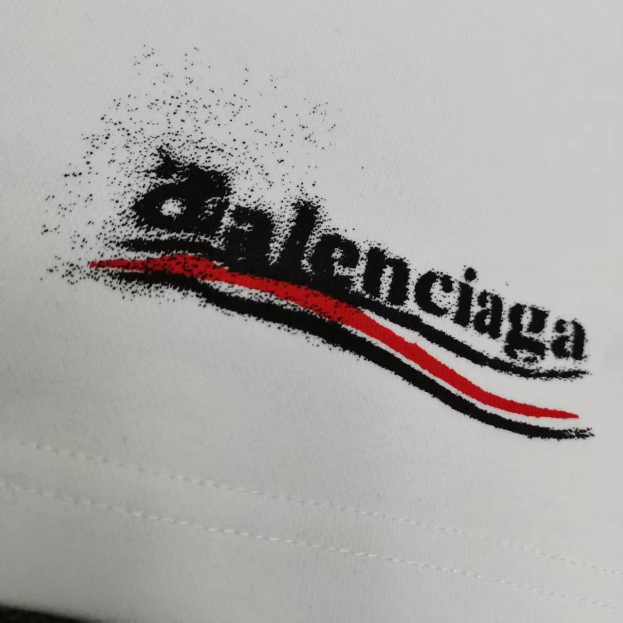 The top tried and tested version of BALENCIAGA Paris' new Coke graffiti letter shorts. The os version is really charming. Balenciaga is also really unique. Every new season's version is to the extreme. It is very practical and can be worn casually. Nice✔️ - ⚠️100% cotton. Made of custom-dyed terry cotton sweatshirt surface, 420g double-ply double yarn, comfortable to the touch. Made of imported knitting needle carded cotton, the thickness is moderate, drapey and contoured, making the upper body comfortable! ! It is very tolerant to fat body types and can instantly lose five pounds after wearing it!  The artistic arrangement of English letters on the front panel # Simple Elements greatly increases the interest of the clothing; it has a unique visual effect.  Pants hem Loose closing Double-layer fabric Good closing effect Exquisite hemming Color: Black White Size: XS-S-M-L P: 290