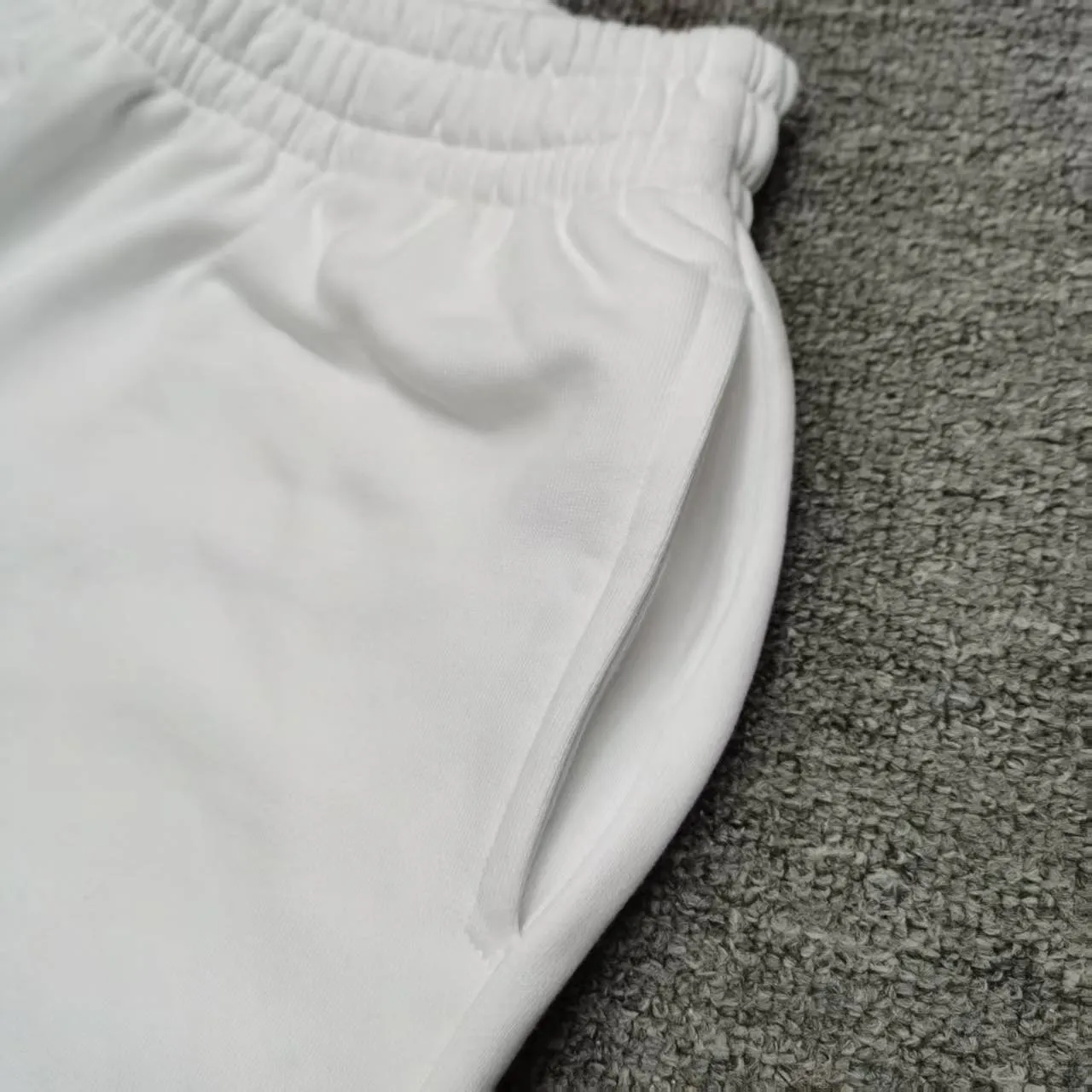 The top tried and tested version of BALENCIAGA Paris' new Coke graffiti letter shorts. The os version is really charming. Balenciaga is also really unique. Every new season's version is to the extreme. It is very practical and can be worn casually. Nice✔️ - ⚠️100% cotton. Made of custom-dyed terry cotton sweatshirt surface, 420g double-ply double yarn, comfortable to the touch. Made of imported knitting needle carded cotton, the thickness is moderate, drapey and contoured, making the upper body comfortable! ! It is very tolerant to fat body types and can instantly lose five pounds after wearing it!  The artistic arrangement of English letters on the front panel # Simple Elements greatly increases the interest of the clothing; it has a unique visual effect.  Pants hem Loose closing Double-layer fabric Good closing effect Exquisite hemming Color: Black White Size: XS-S-M-L P: 290