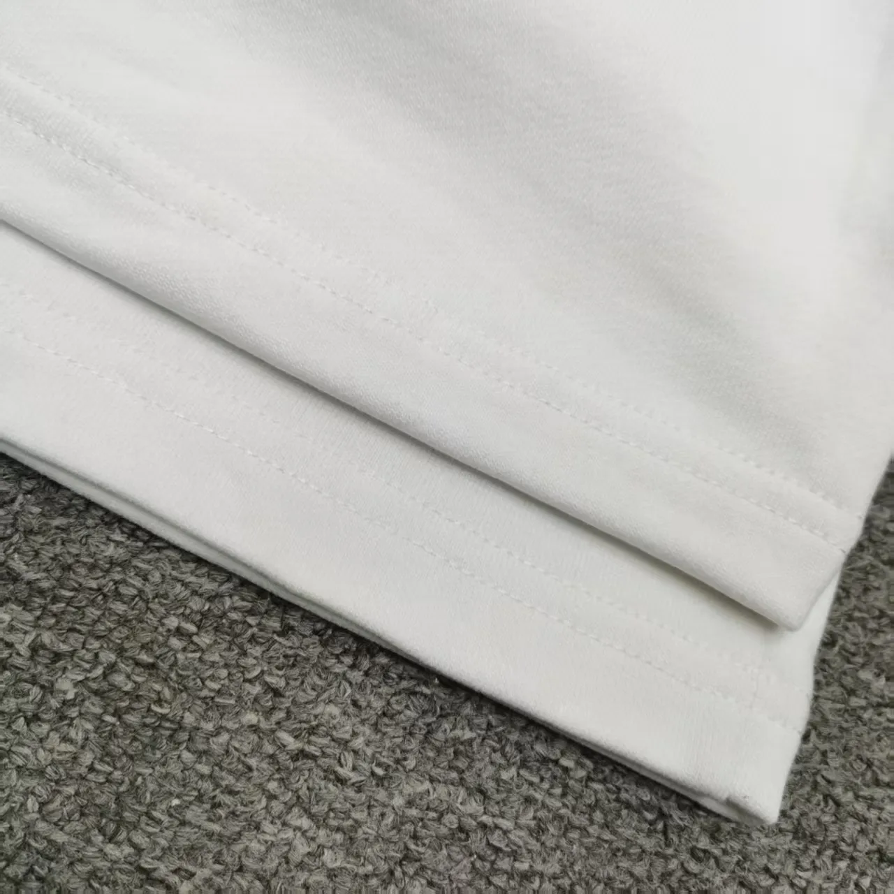 The top tried and tested version of BALENCIAGA Paris' new Coke graffiti letter shorts. The os version is really charming. Balenciaga is also really unique. Every new season's version is to the extreme. It is very practical and can be worn casually. Nice✔️ - ⚠️100% cotton. Made of custom-dyed terry cotton sweatshirt surface, 420g double-ply double yarn, comfortable to the touch. Made of imported knitting needle carded cotton, the thickness is moderate, drapey and contoured, making the upper body comfortable! ! It is very tolerant to fat body types and can instantly lose five pounds after wearing it!  The artistic arrangement of English letters on the front panel # Simple Elements greatly increases the interest of the clothing; it has a unique visual effect.  Pants hem Loose closing Double-layer fabric Good closing effect Exquisite hemming Color: Black White Size: XS-S-M-L P: 290