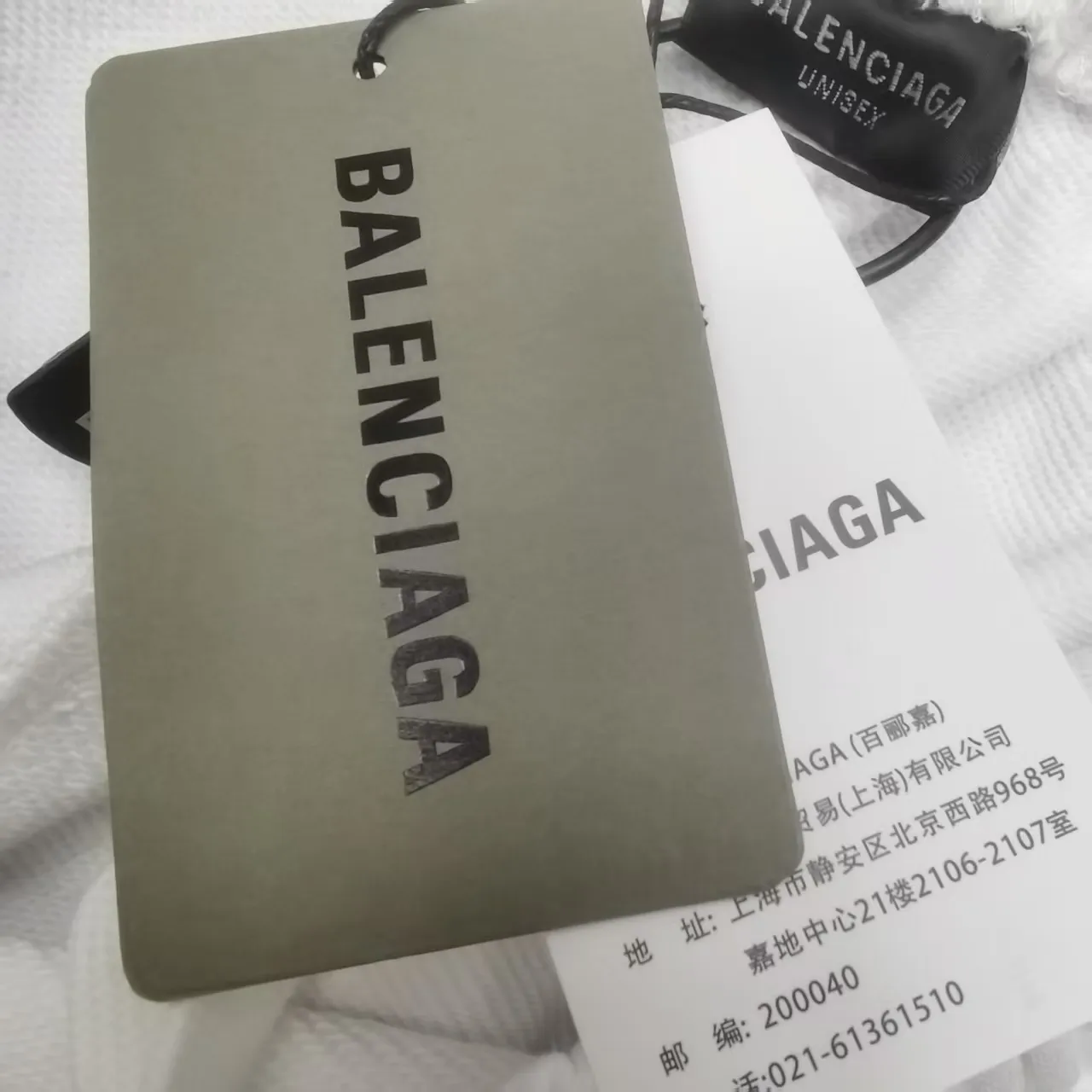 The top tried and tested version of BALENCIAGA Paris' new Coke graffiti letter shorts. The os version is really charming. Balenciaga is also really unique. Every new season's version is to the extreme. It is very practical and can be worn casually. Nice✔️ - ⚠️100% cotton. Made of custom-dyed terry cotton sweatshirt surface, 420g double-ply double yarn, comfortable to the touch. Made of imported knitting needle carded cotton, the thickness is moderate, drapey and contoured, making the upper body comfortable! ! It is very tolerant to fat body types and can instantly lose five pounds after wearing it!  The artistic arrangement of English letters on the front panel # Simple Elements greatly increases the interest of the clothing; it has a unique visual effect.  Pants hem Loose closing Double-layer fabric Good closing effect Exquisite hemming Color: Black White Size: XS-S-M-L P: 290