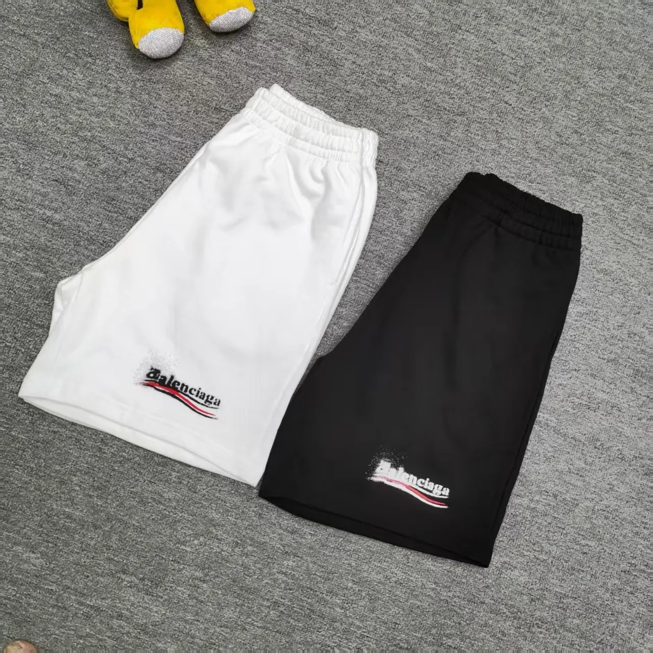 The top tried and tested version of BALENCIAGA Paris' new Coke graffiti letter shorts. The os version is really charming. Balenciaga is also really unique. Every new season's version is to the extreme. It is very practical and can be worn casually. Nice✔️ - ⚠️100% cotton. Made of custom-dyed terry cotton sweatshirt surface, 420g double-ply double yarn, comfortable to the touch. Made of imported knitting needle carded cotton, the thickness is moderate, drapey and contoured, making the upper body comfortable! ! It is very tolerant to fat body types and can instantly lose five pounds after wearing it!  The artistic arrangement of English letters on the front panel # Simple Elements greatly increases the interest of the clothing; it has a unique visual effect.  Pants hem Loose closing Double-layer fabric Good closing effect Exquisite hemming Color: Black White Size: XS-S-M-L P: 290