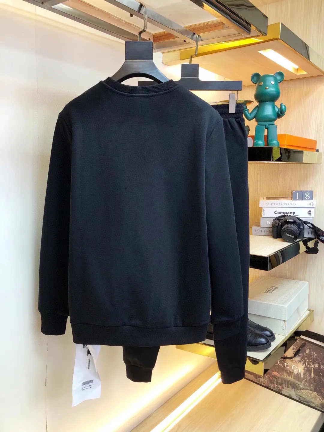🅿️400 brand [BALENCIAGA] (velvet and thickened) 2025 autumn and winter new products, celebrities' favorite fashion-flavored casual suits, clean and neat tailoring, full of urban style. Made of high-quality customized fabrics, the lining has excellent thermal insulation effect, feels soft and dry, and the upper body effect is crisp and stylish. The three-dimensional cutting process and the pattern are all of high standards, and the silhouette version has the right benefits! It is not tight at all, and you feel good when you put it on. So many top-quality raw materials create high-end products with unparalleled value. It is the first choice for high-end fashion people. (Size: M-4XL can wear up to 200 pounds)