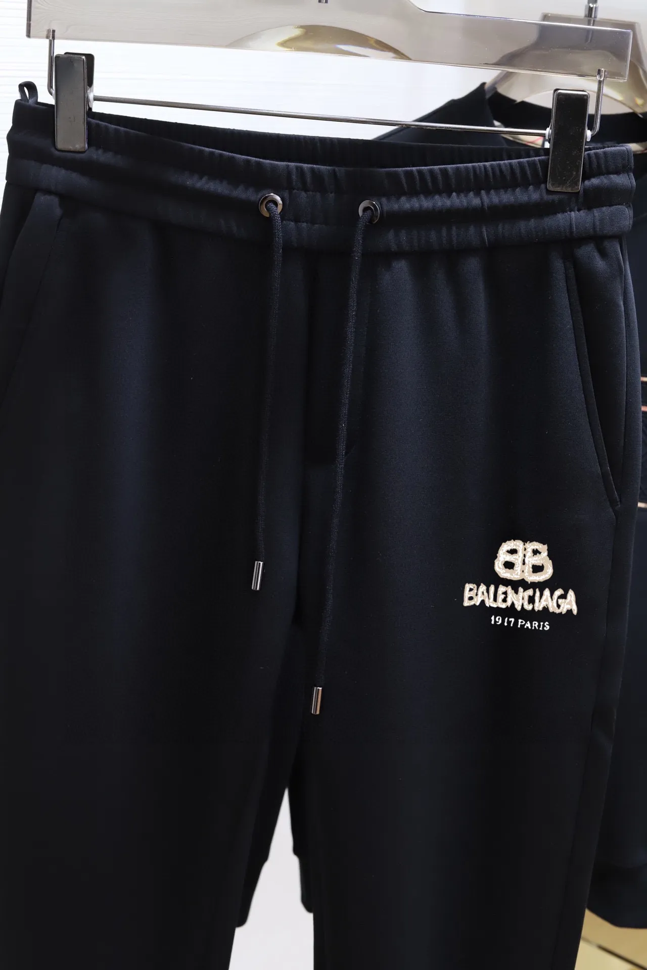 🅿️400 brand [BALENCIAGA] (velvet and thickened) 2025 autumn and winter new products, celebrities' favorite fashion-flavored casual suits, clean and neat tailoring, full of urban style. Made of high-quality customized fabrics, the lining has excellent thermal insulation effect, feels soft and dry, and the upper body effect is crisp and stylish. The three-dimensional cutting process and the pattern are all of high standards, and the silhouette version has the right benefits! It is not tight at all, and you feel good when you put it on. So many top-quality raw materials create high-end products with unparalleled value. It is the first choice for high-end fashion people. (Size: M-4XL can wear up to 200 pounds)