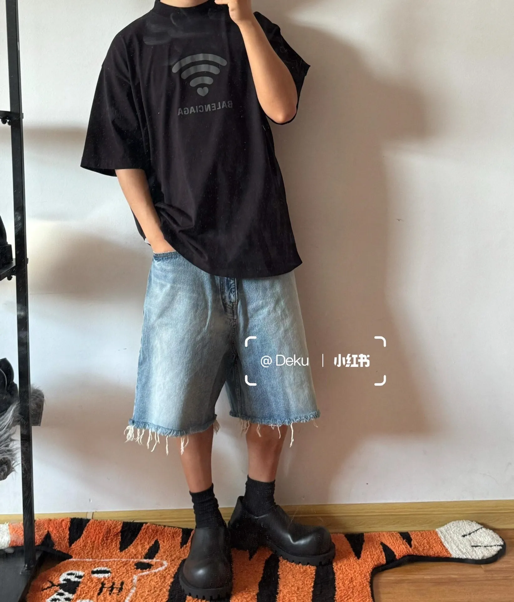 🎀Hot model pictures🎀Top tested version of BALENCIAGA Balenciaga Spring Summer 2024SS 520 Festival Limited Wfilter printed short-sleeved T-shirt. The whole fabric is washed before being cut. The front and rear panels are printed using imported Kornit direct-jet printing technology. After the garment is washed twice, in order to get closer to the original effect, it is manually positioned, flattened and spray-painted by the master. The effect of the garment is more precise and time-consuming. The details are perfectly restored zp Exclusively woven and dyed 300g fabrics. Threads are dyed in the same vat with zero color difference. Difference from market currency. Welcome to compare. Fabric: Customized imported high-weight tight double yarn fabric 300g, 100% cotton. Accessories: full set of customized accessories, packaging bags, tags, brand LOGO Sydney paper. Color: black white. Size: XS--L P:260.