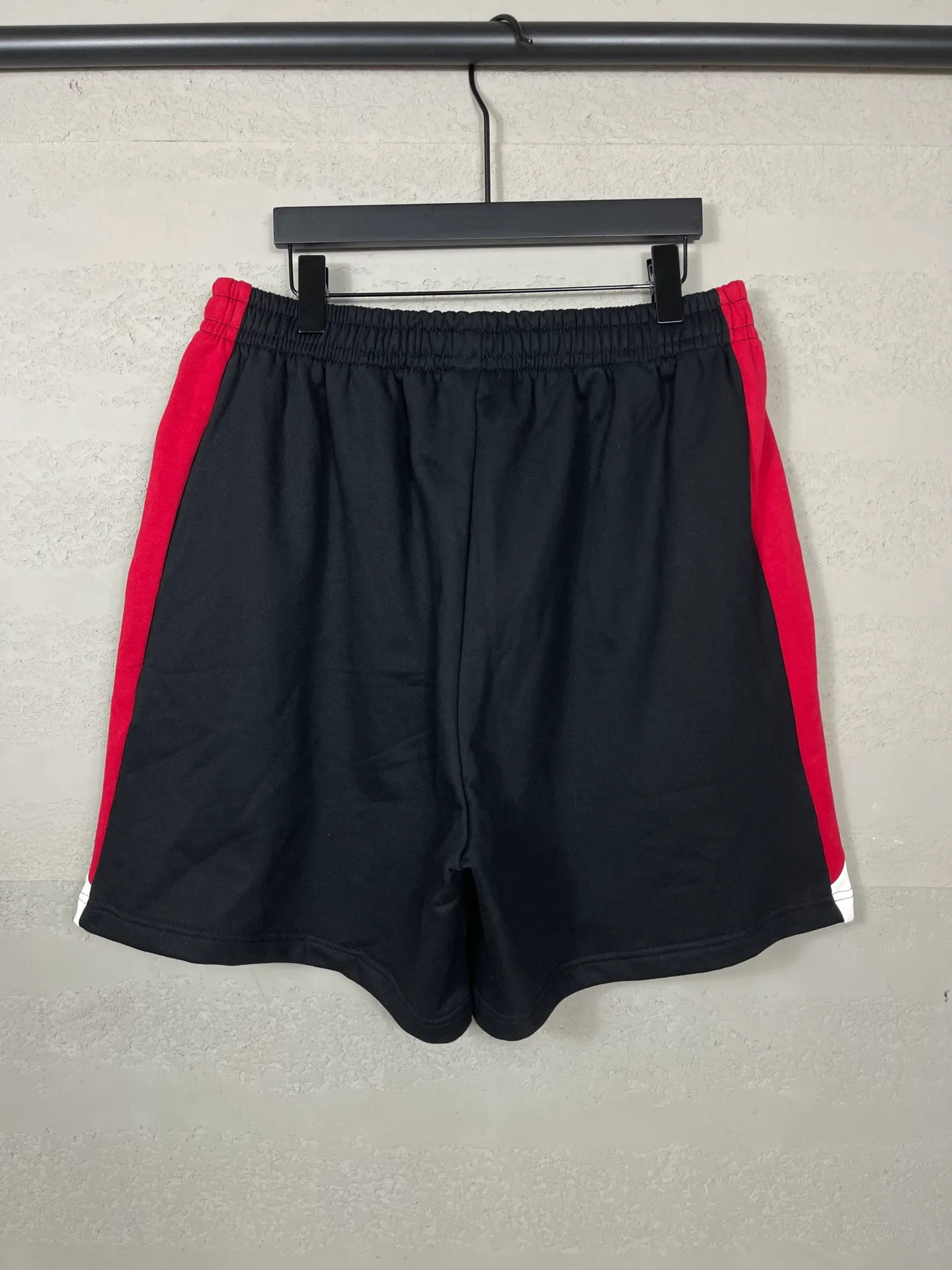 🅿️230 real photos [Top version. Official website quality] BALENCI*GA/26 new model. Paris co-branded Puma series patchwork embroidered shorts. Embroidered LOGO on the front left and right sides. Multicolor stitching on the sides. SS25 latest model. Research and development at the first time, different market currencies. Comparisons welcome. The fabric is made of Paris ZP custom-woven and dyed cotton sweatshirt, with a weight of 460 grams. The cloth surface is clean. The cloth pattern is clear, soft and comfortable. The embroidery is embroidered using imported Tajima embroidery machines. The letters are clear, the three-dimensional effect is strong, and there are no burrs. Jubie market currency. Welcome to compare. Same style for men and women Coding: BL257001 Color: Black Size: XS S M L