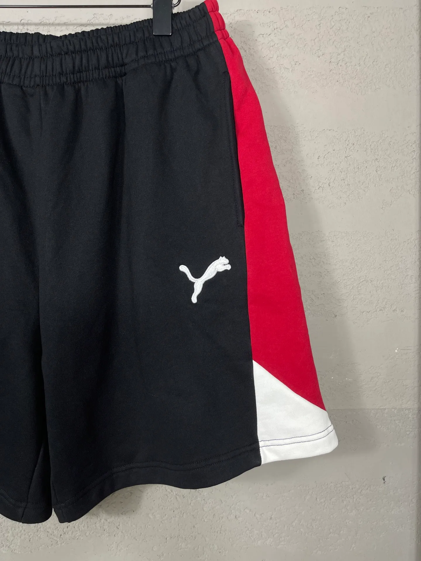 🅿️230 real photos [Top version. Official website quality] BALENCI*GA/26 new model. Paris co-branded Puma series patchwork embroidered shorts. Embroidered LOGO on the front left and right sides. Multicolor stitching on the sides. SS25 latest model. Research and development at the first time, different market currencies. Comparisons welcome. The fabric is made of Paris ZP custom-woven and dyed cotton sweatshirt, with a weight of 460 grams. The cloth surface is clean. The cloth pattern is clear, soft and comfortable. The embroidery is embroidered using imported Tajima embroidery machines. The letters are clear, the three-dimensional effect is strong, and there are no burrs. Jubie market currency. Welcome to compare. Same style for men and women Coding: BL257001 Color: Black Size: XS S M L