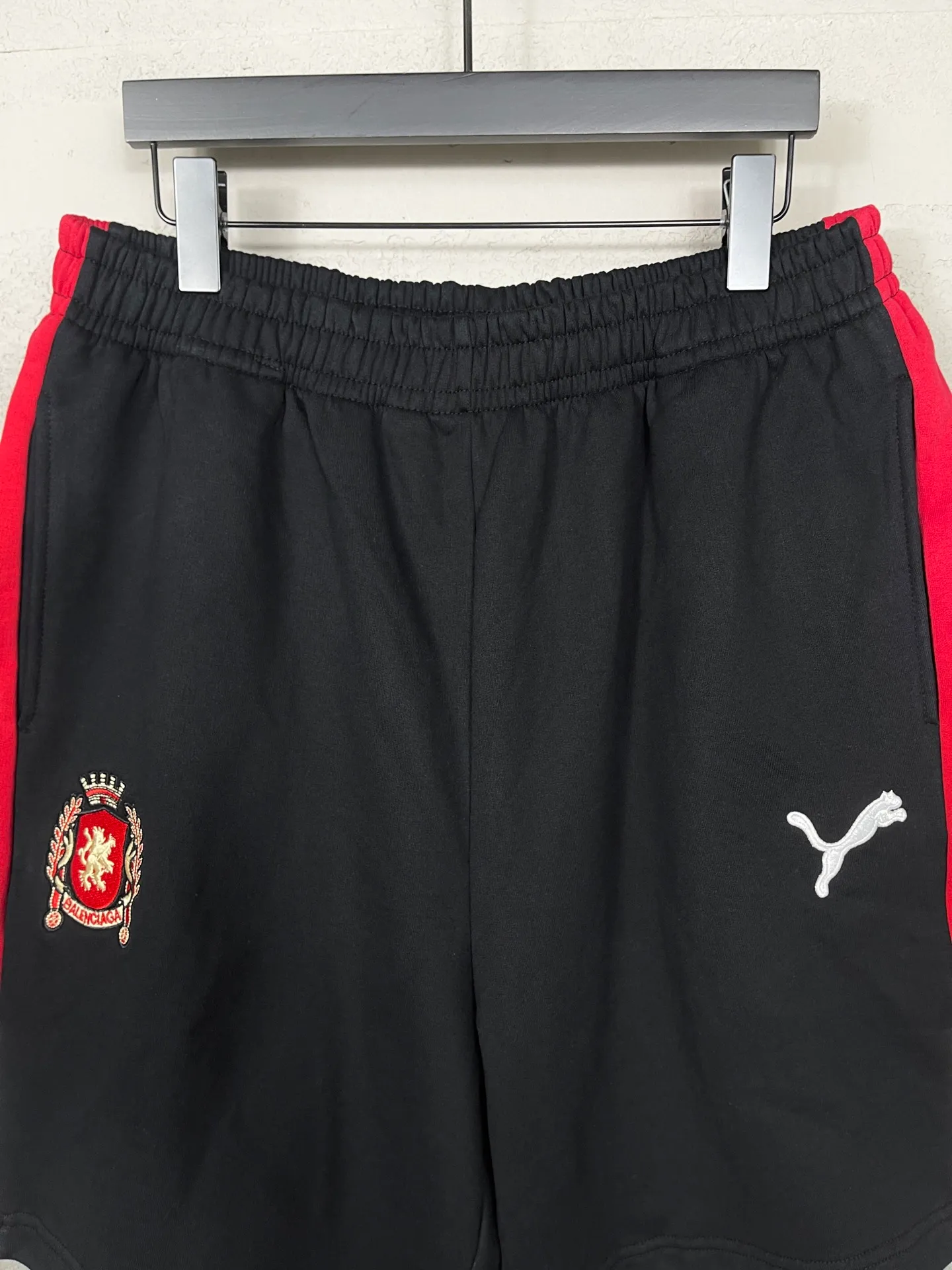 🅿️230 real photos [Top version. Official website quality] BALENCI*GA/26 new model. Paris co-branded Puma series patchwork embroidered shorts. Embroidered LOGO on the front left and right sides. Multicolor stitching on the sides. SS25 latest model. Research and development at the first time, different market currencies. Comparisons welcome. The fabric is made of Paris ZP custom-woven and dyed cotton sweatshirt, with a weight of 460 grams. The cloth surface is clean. The cloth pattern is clear, soft and comfortable. The embroidery is embroidered using imported Tajima embroidery machines. The letters are clear, the three-dimensional effect is strong, and there are no burrs. Jubie market currency. Welcome to compare. Same style for men and women Coding: BL257001 Color: Black Size: XS S M L