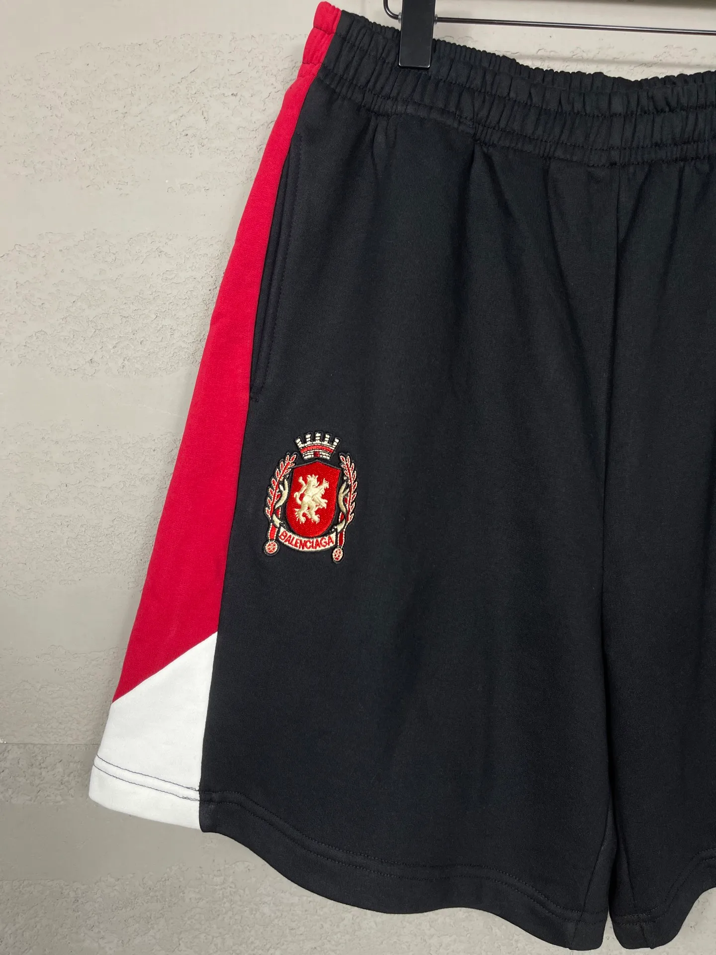 🅿️230 real photos [Top version. Official website quality] BALENCI*GA/26 new model. Paris co-branded Puma series patchwork embroidered shorts. Embroidered LOGO on the front left and right sides. Multicolor stitching on the sides. SS25 latest model. Research and development at the first time, different market currencies. Comparisons welcome. The fabric is made of Paris ZP custom-woven and dyed cotton sweatshirt, with a weight of 460 grams. The cloth surface is clean. The cloth pattern is clear, soft and comfortable. The embroidery is embroidered using imported Tajima embroidery machines. The letters are clear, the three-dimensional effect is strong, and there are no burrs. Jubie market currency. Welcome to compare. Same style for men and women Coding: BL257001 Color: Black Size: XS S M L