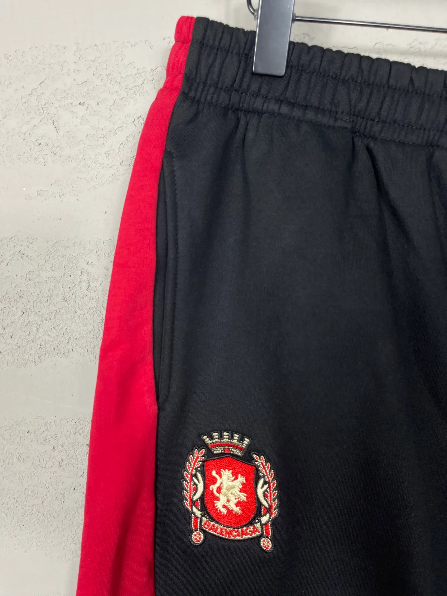 🅿️230 real photos [Top version. Official website quality] BALENCI*GA/26 new model. Paris co-branded Puma series patchwork embroidered shorts. Embroidered LOGO on the front left and right sides. Multicolor stitching on the sides. SS25 latest model. Research and development at the first time, different market currencies. Comparisons welcome. The fabric is made of Paris ZP custom-woven and dyed cotton sweatshirt, with a weight of 460 grams. The cloth surface is clean. The cloth pattern is clear, soft and comfortable. The embroidery is embroidered using imported Tajima embroidery machines. The letters are clear, the three-dimensional effect is strong, and there are no burrs. Jubie market currency. Welcome to compare. Same style for men and women Coding: BL257001 Color: Black Size: XS S M L
